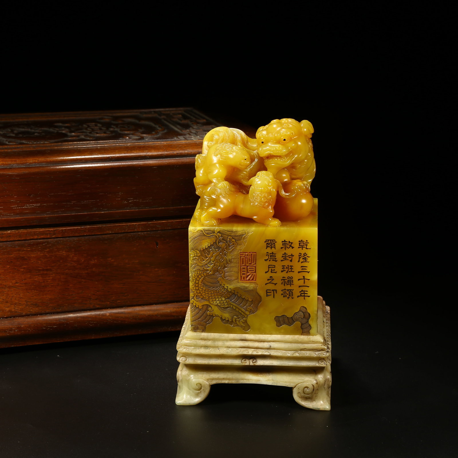 A SHOUSHAN TIANHUANG STONE "TWO LIONS" SEAL WITH KNOB: Shoushan Tianhuang Stone "Two Lions" Seal with Knob