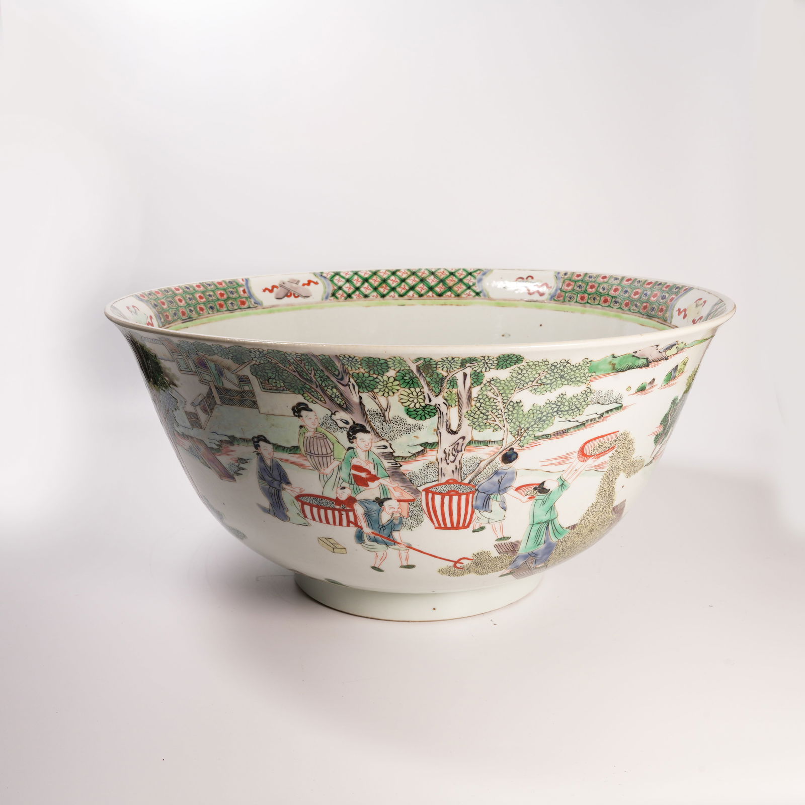 A LARGE WUCAI BOWL WITH FIGURAL STORY SCENE: Large Wucai Bowl with Figural Story Scene