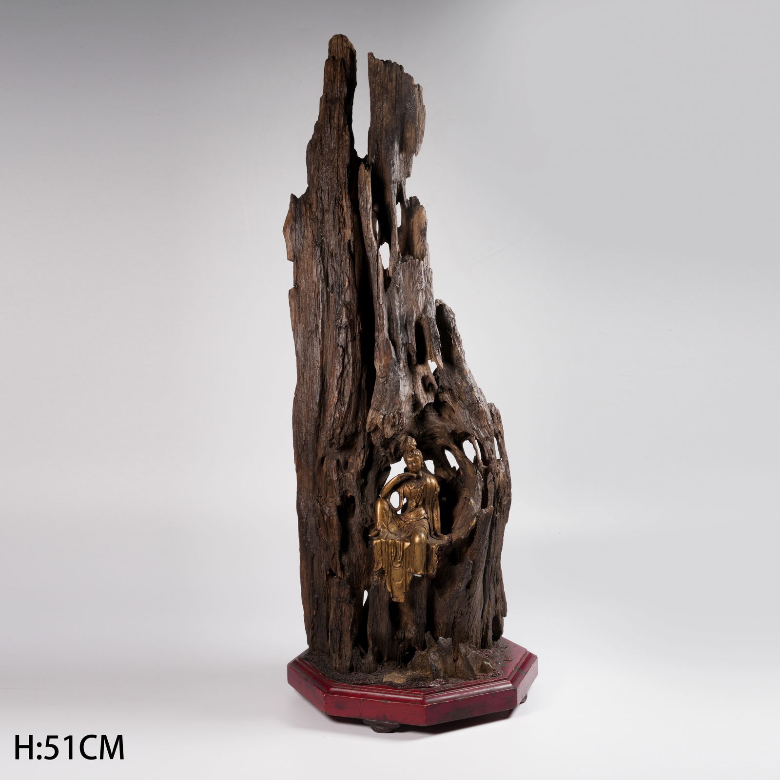 A QI'NAN AGARWOOD "GUANYIN AT EASE" MOUNTAIN-FORM ORNAMENT: Qi'nan Agarwood "Guanyin at Ease" Mountain-Form Ornament