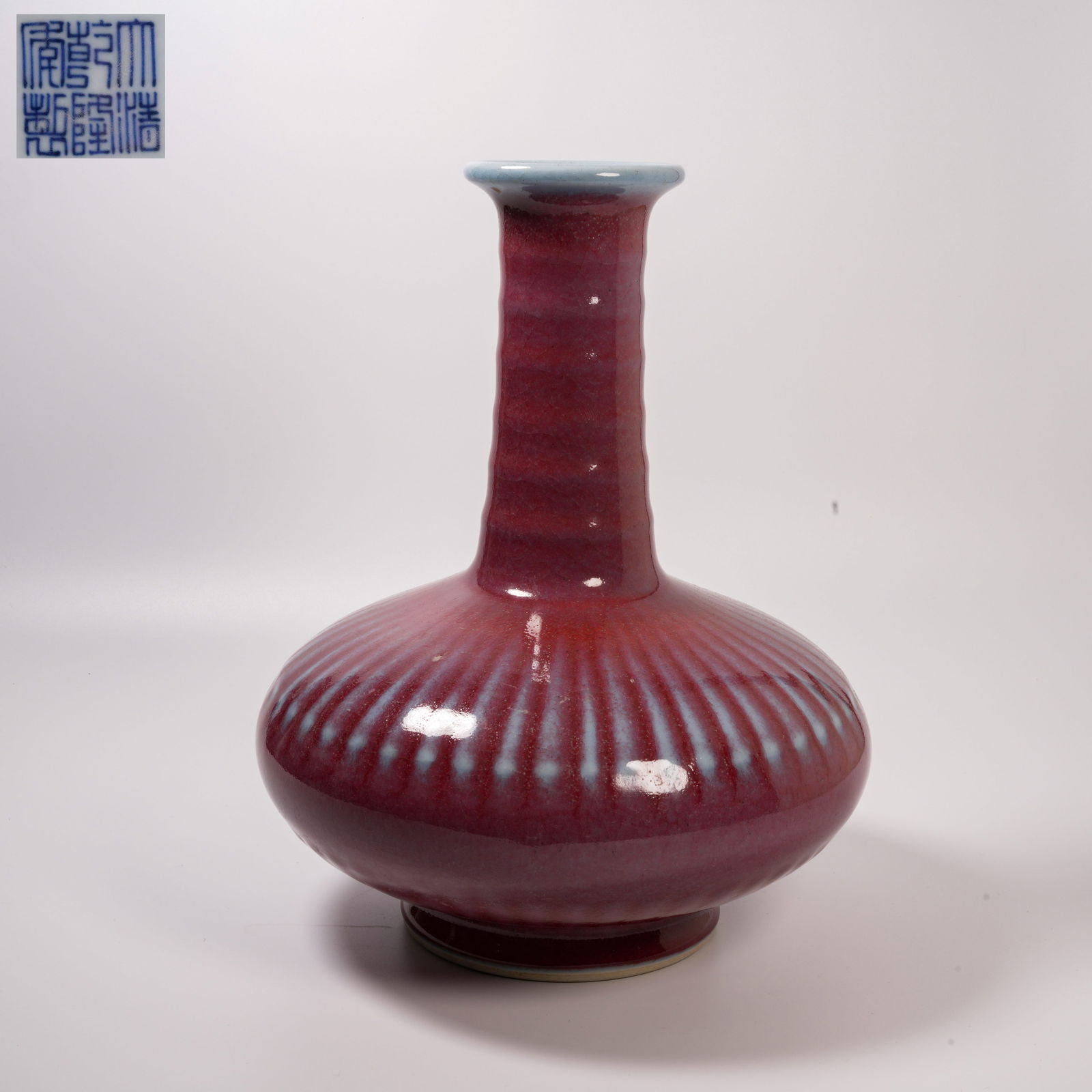 A FLAMBÉ-GLAZED LONG-NECK VASE WITH STRING PATTERN: Flambé-Glazed Long-Neck Vase with String Pattern