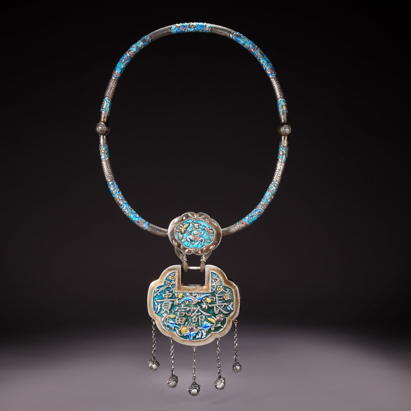 A SILVER GILT NECKLACE WITH "LONGEVITY AND WEALTH" MOTIF: Silver Gilt Necklace with "Longevity and Wealth" Motif