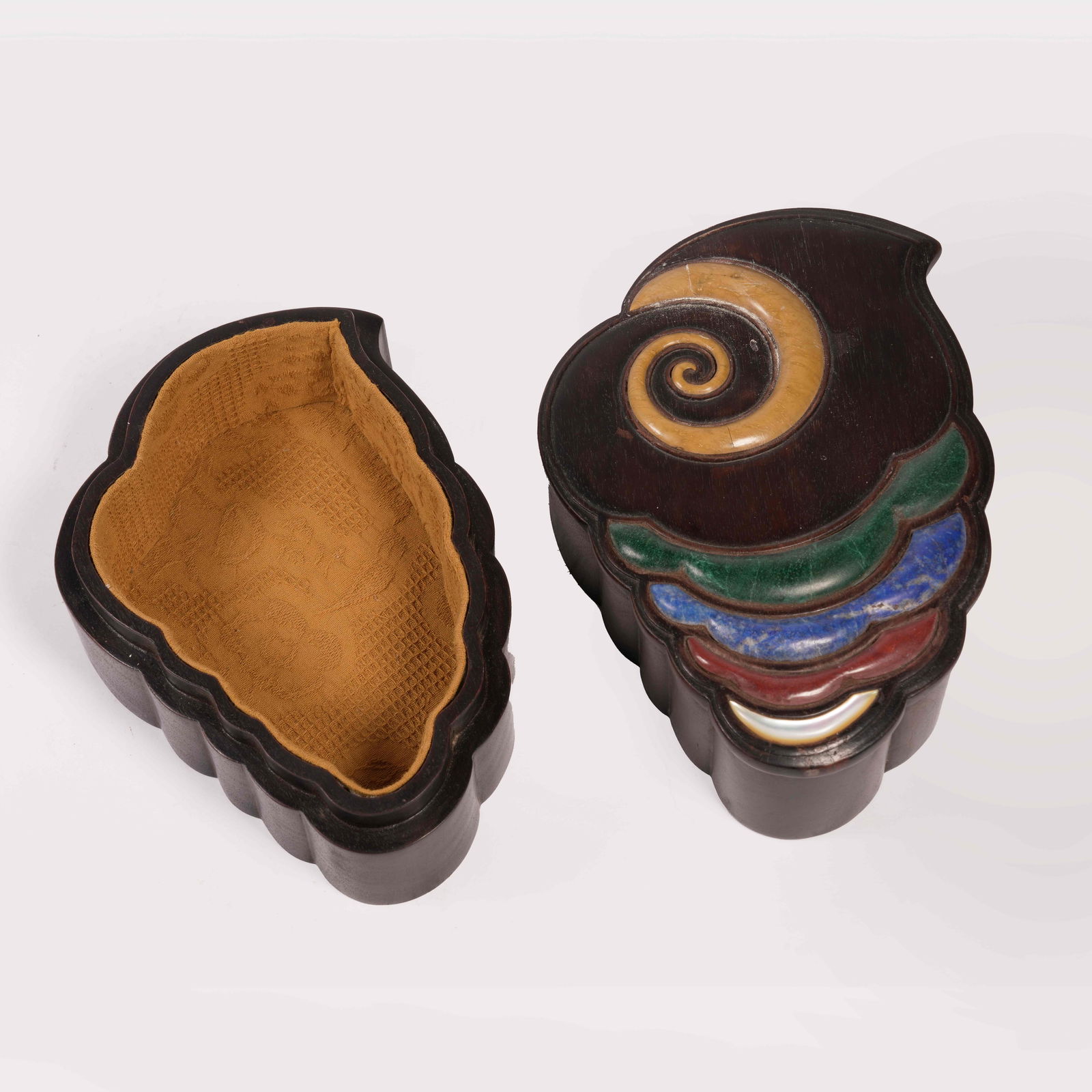 A ZITAN "HUNDRED TREASURES" INLAID LIDDED BOX: Zitan "Hundred Treasures" Inlaid Lidded Box