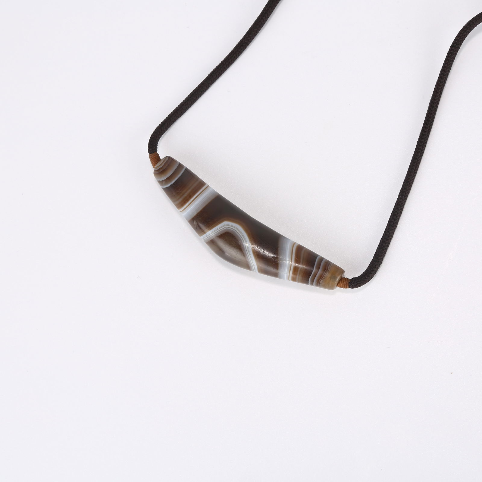 A PIECE OF COW HORN WRAPPED WITH AGATE: One piece of cow horn wrapped with agate