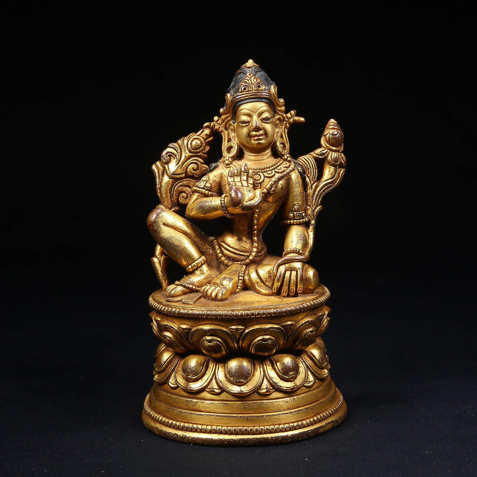 A GILT BRONZE STATUE OF AVALOKITESHVARA (GUANYIN) (1 of 8)