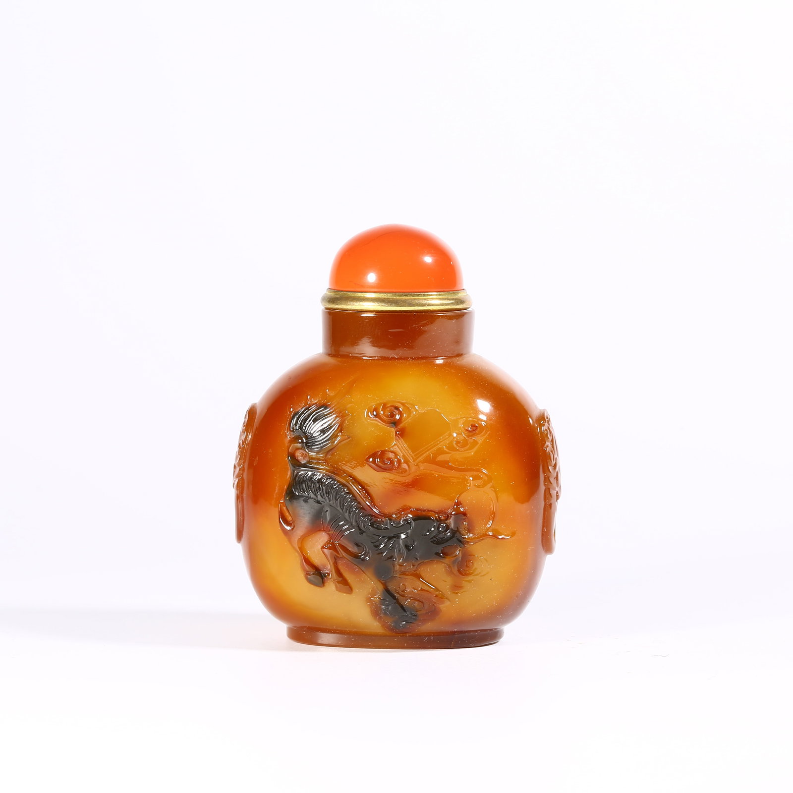 A AGATE SNUFF BOTTLE WITH QILIN MOTIF: Agate snuff bottle with qilin motif