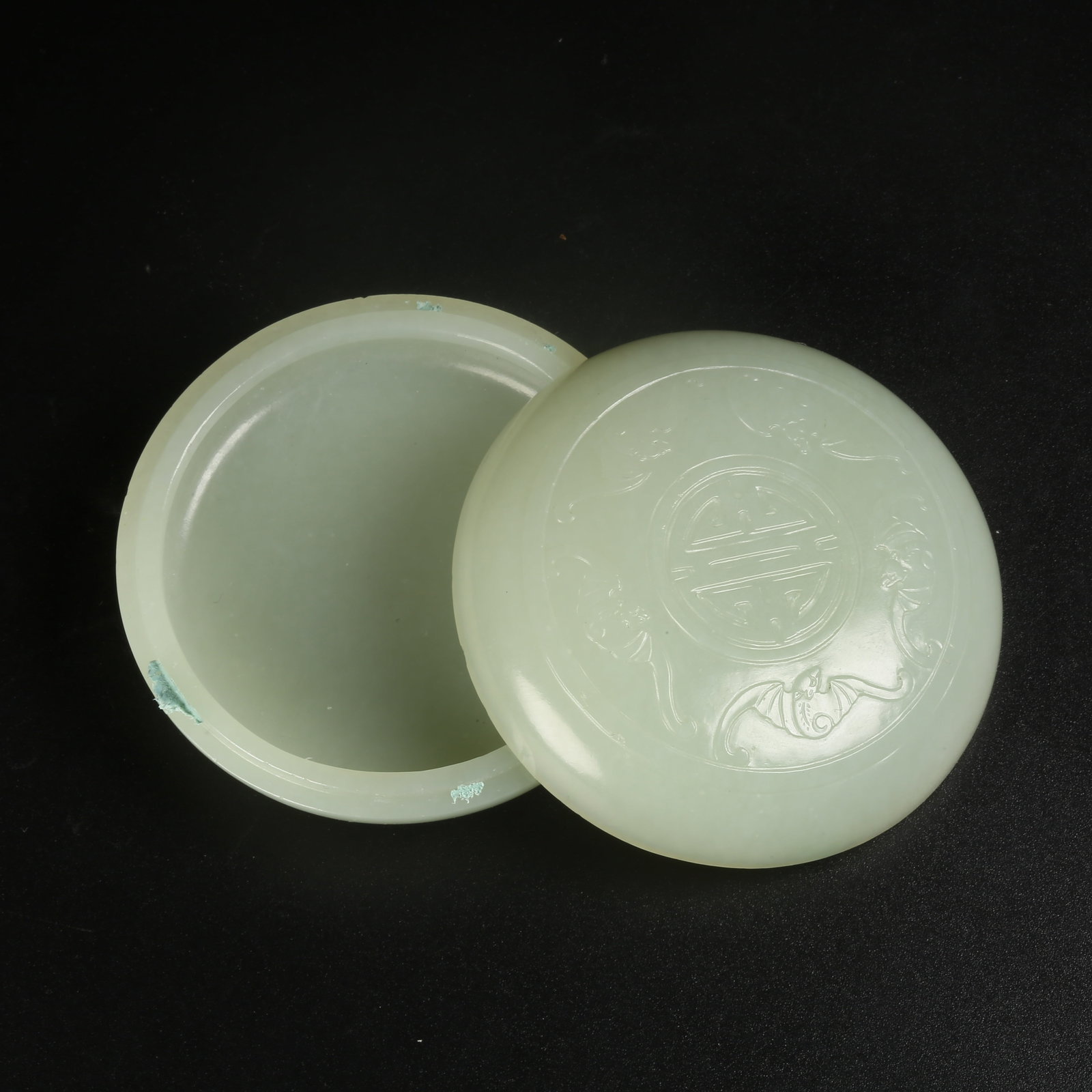 A HETIAN JADE "LONGEVITY WITHOUT END" COVERED BOX (1 of 10)