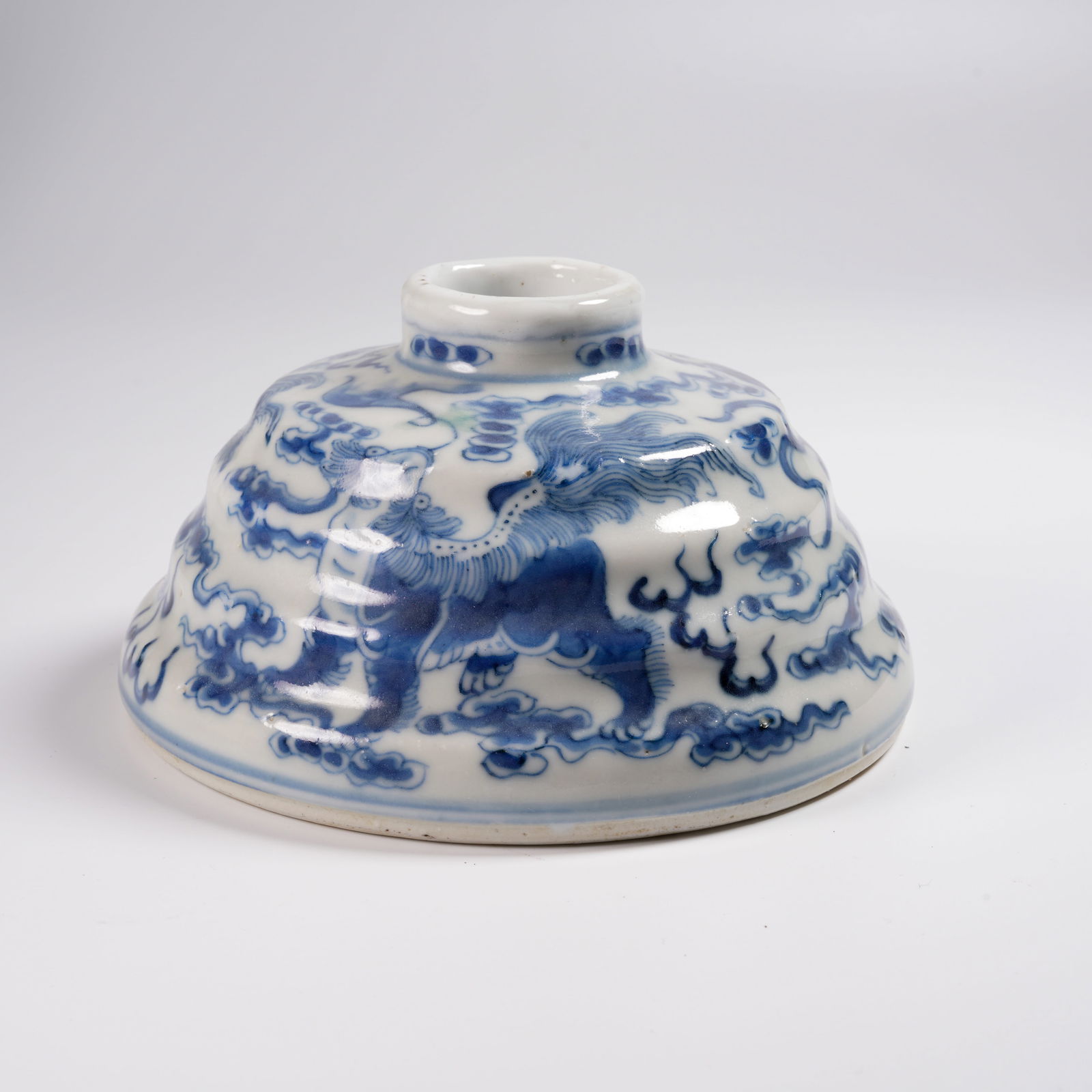 A BLUE-AND-WHITE AUSPICIOUS BEAST MOTIF HORSESHOE VASE: Blue-and-White Auspicious Beast Motif Horseshoe Vase