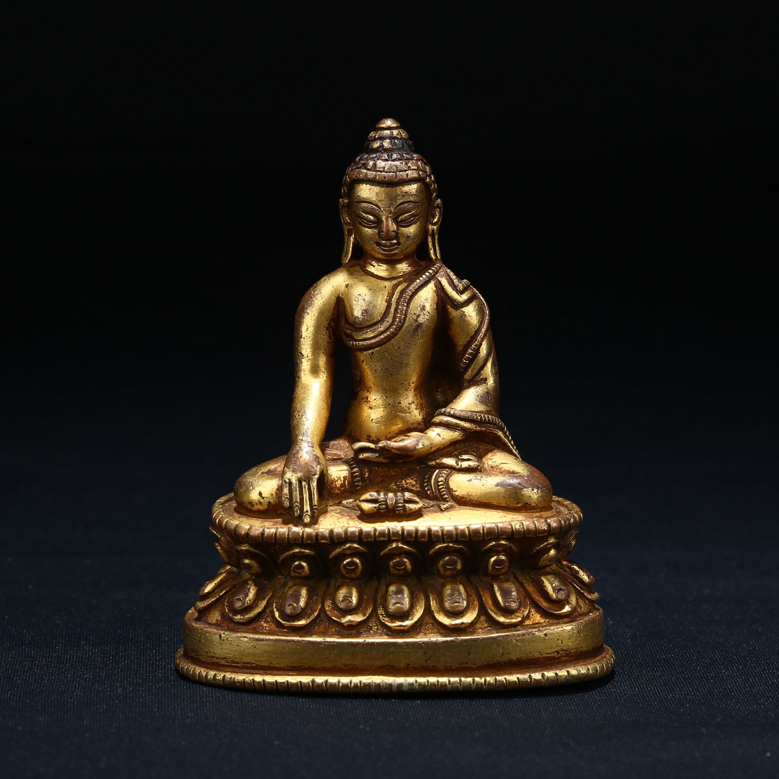 A GILT BRONZE SHAKYAMUNI BUDDHA AMULET: Gilt Bronze Shakyamuni Buddha Amulet