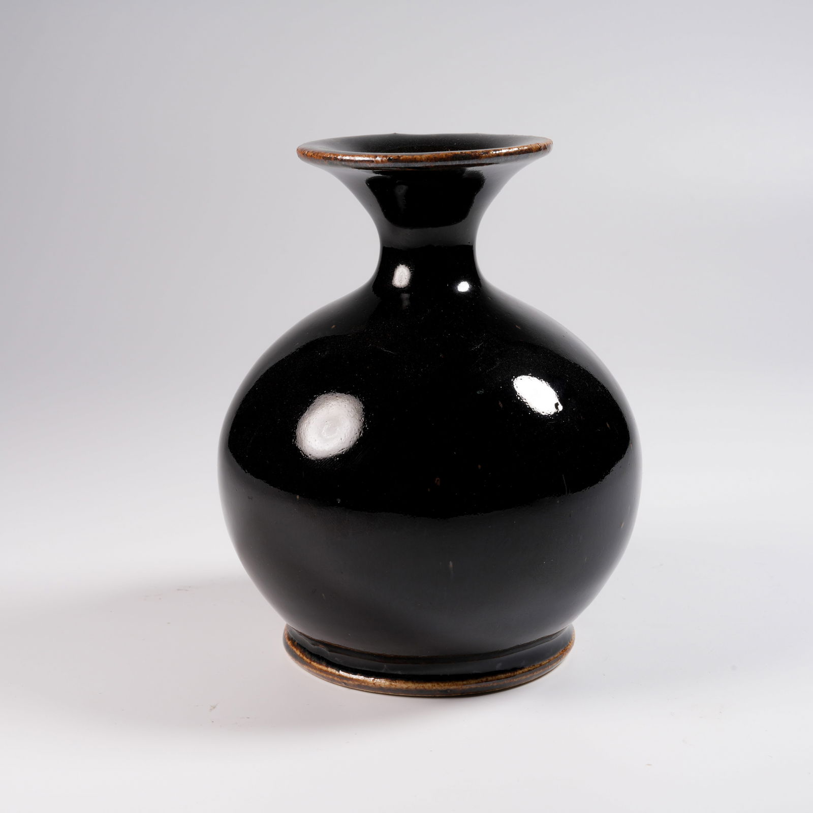 A DING WARE FLOWER VASE (1 of 9)