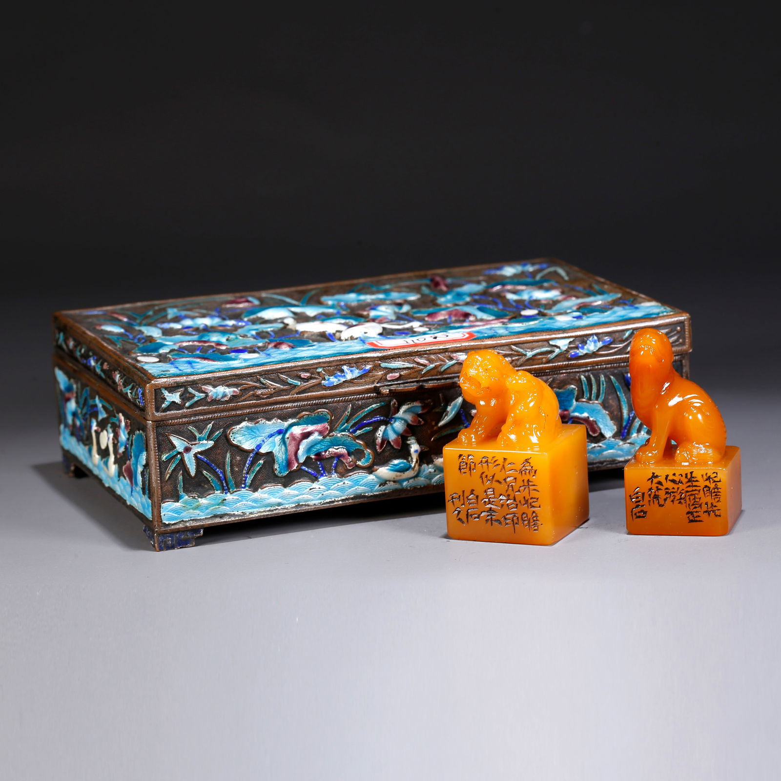 A PAIR OF SHOUSHAN TIANHUANG STONE SEALS WITH GREAT AND LITTLE LION KNOBS: Pair of Shoushan Tianhuang Stone Seals with Great and Little Lion Knobs