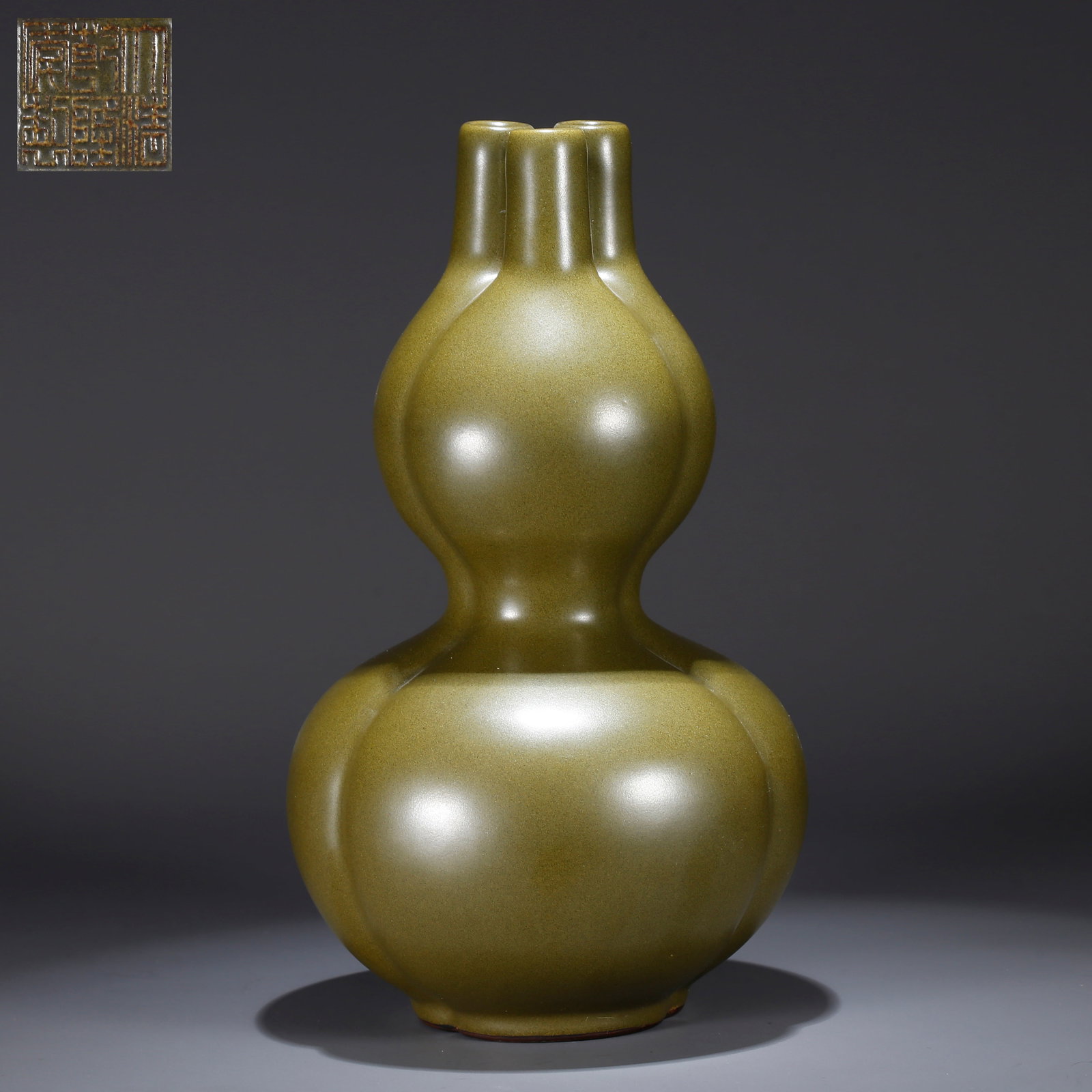 A TEA POWDER GLAZE GOURD-SHAPED TRIPLE-SPOUT VASE (1 of 10)
