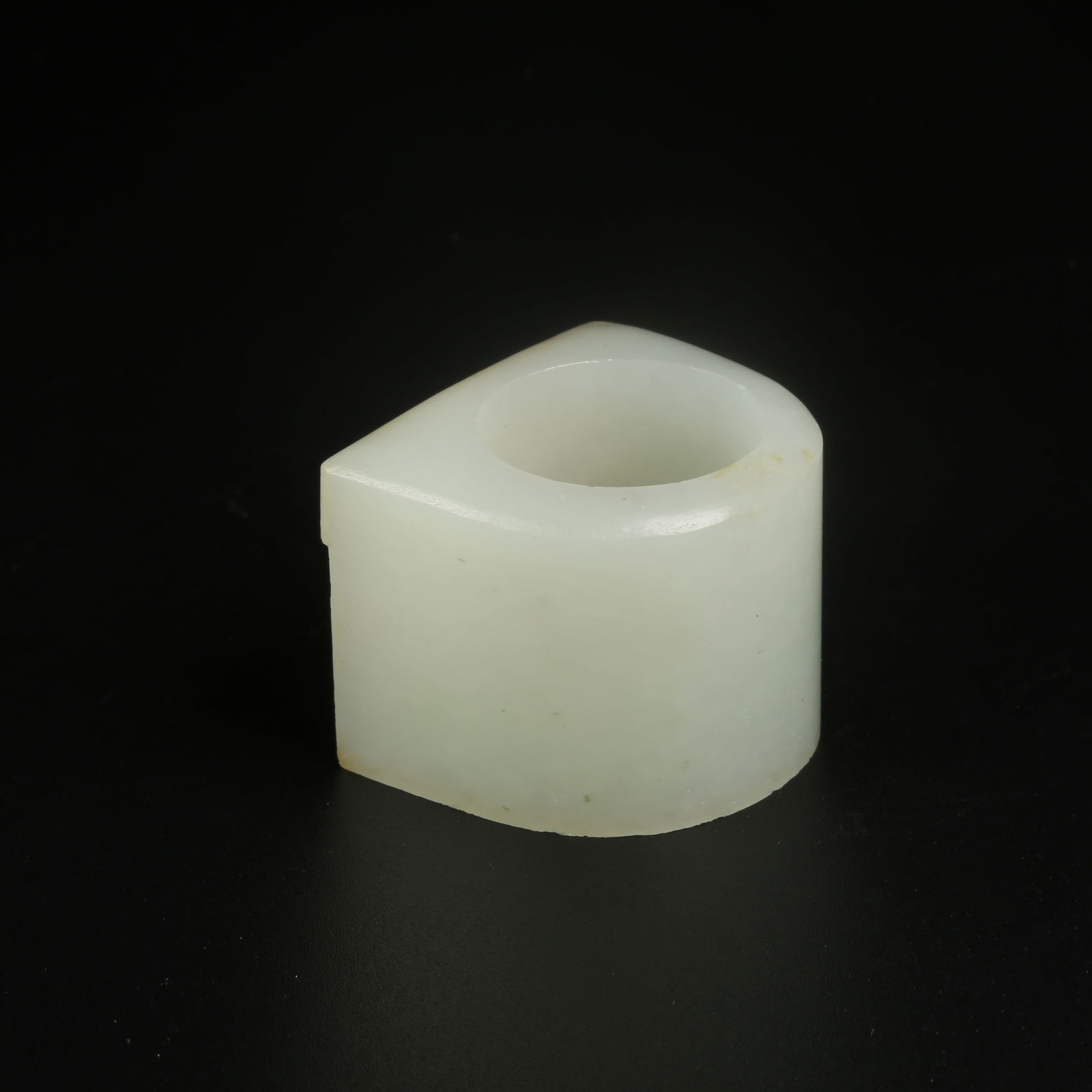 A HETIAN JADE LINGZHI PATTERN RING (1 of 8)