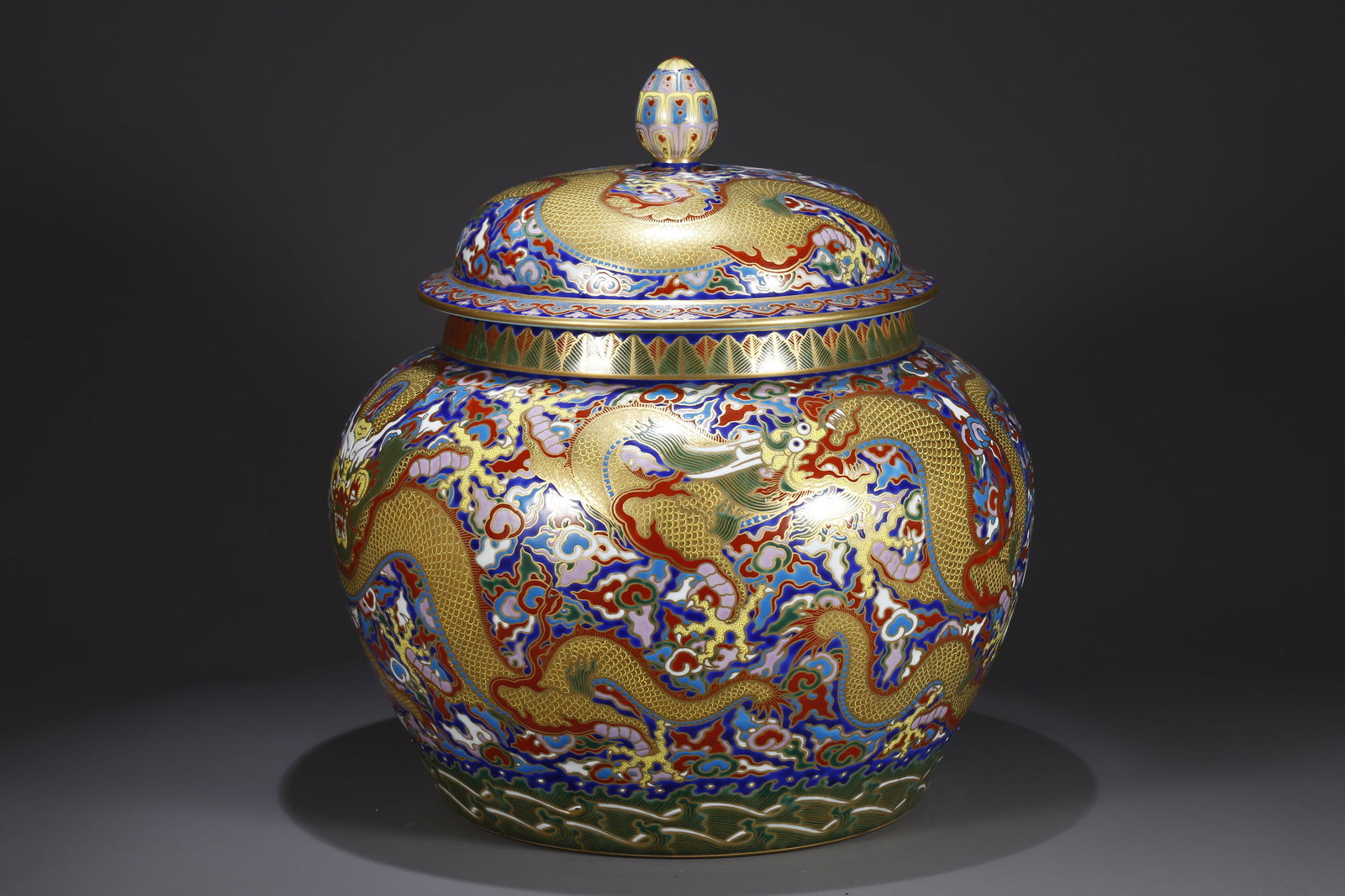 A ENAMEL-PAINTED CLOUD DRAGON PATTERN COVERED JAR - 4