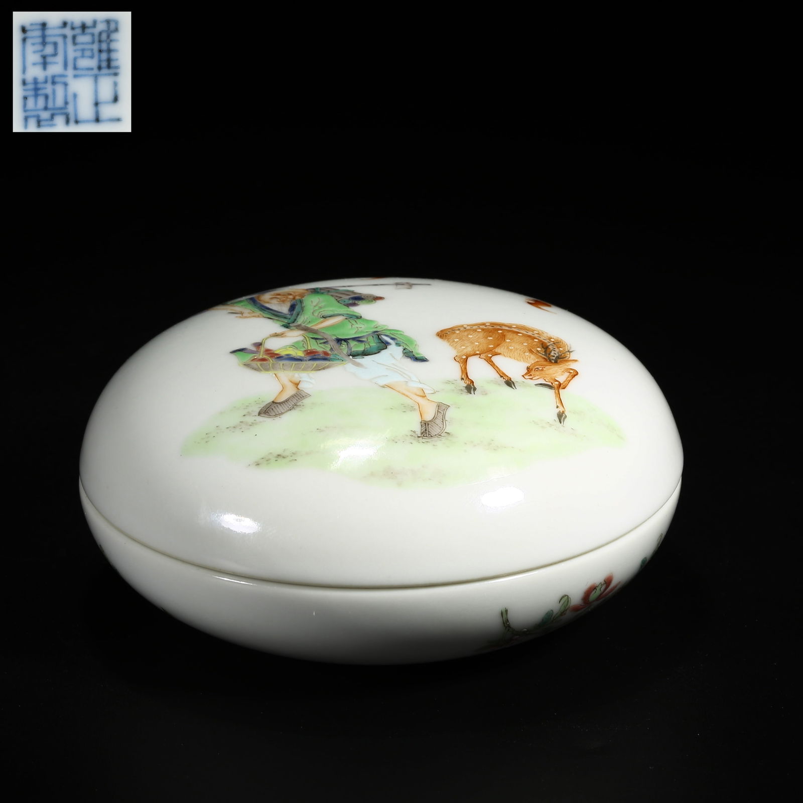 A FAMILLE ROSE COVERED BOX WITH SCHOLAR SCENE DESIGN: Famille rose covered box with scholar scene design