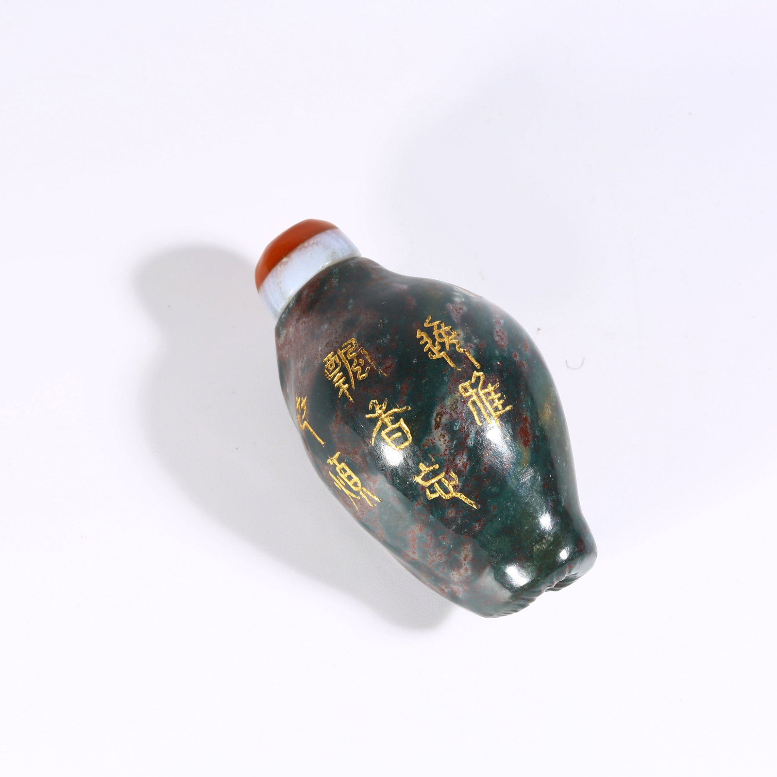 A AGATE SNUFF BOTTLE IN CONCH SHELL SHAPE (1 of 7)
