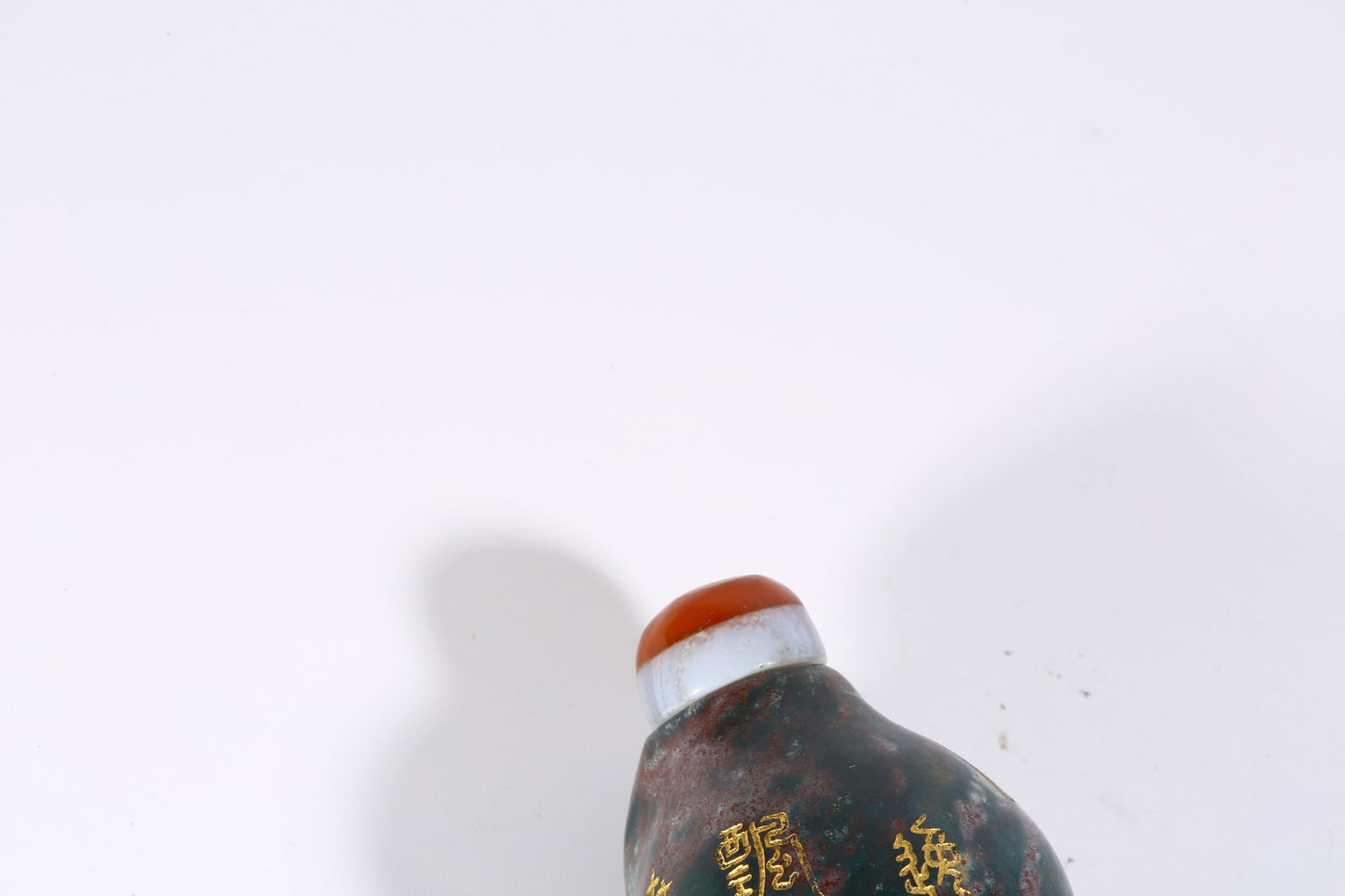 A AGATE SNUFF BOTTLE IN CONCH SHELL SHAPE - 2