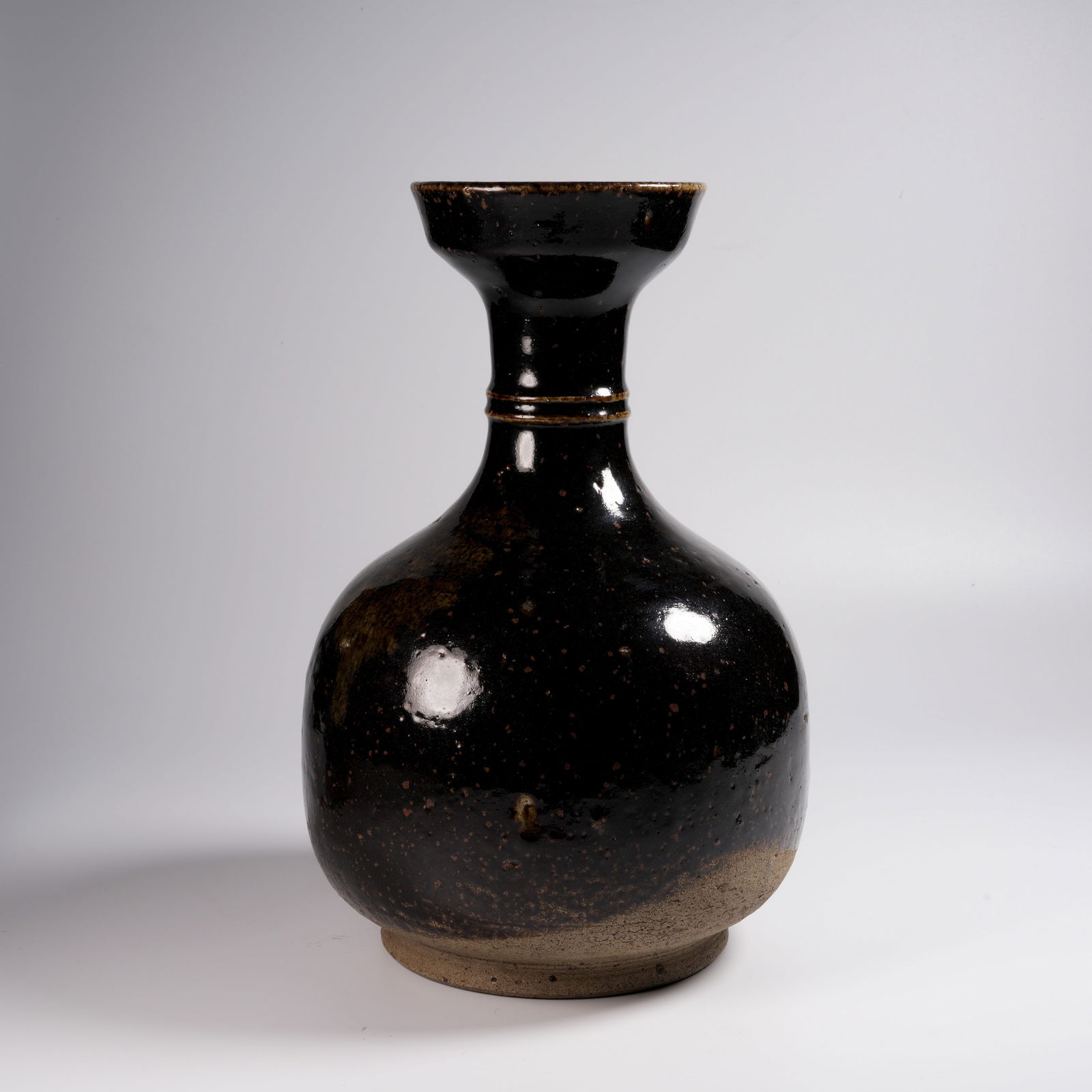 A CIZHOU KILN LEAF MOTIF VASE (1 of 10)