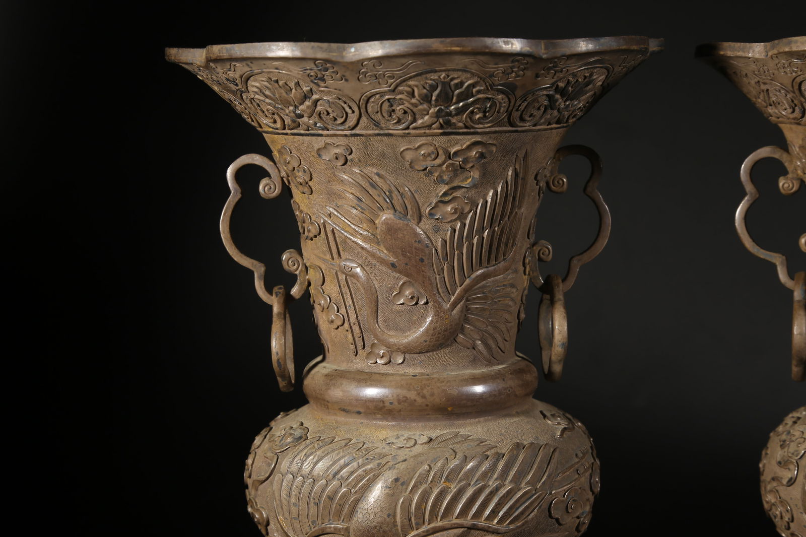 A SILVER CRANE PATTERN FLOWER GU SET - 2