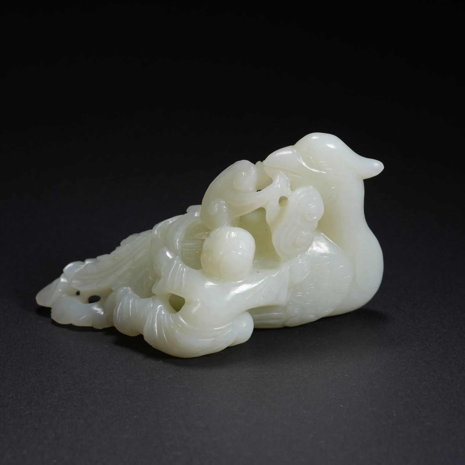 A HETIAN JADE CARVED BIRD-FORM FIGURE (1 of 9)