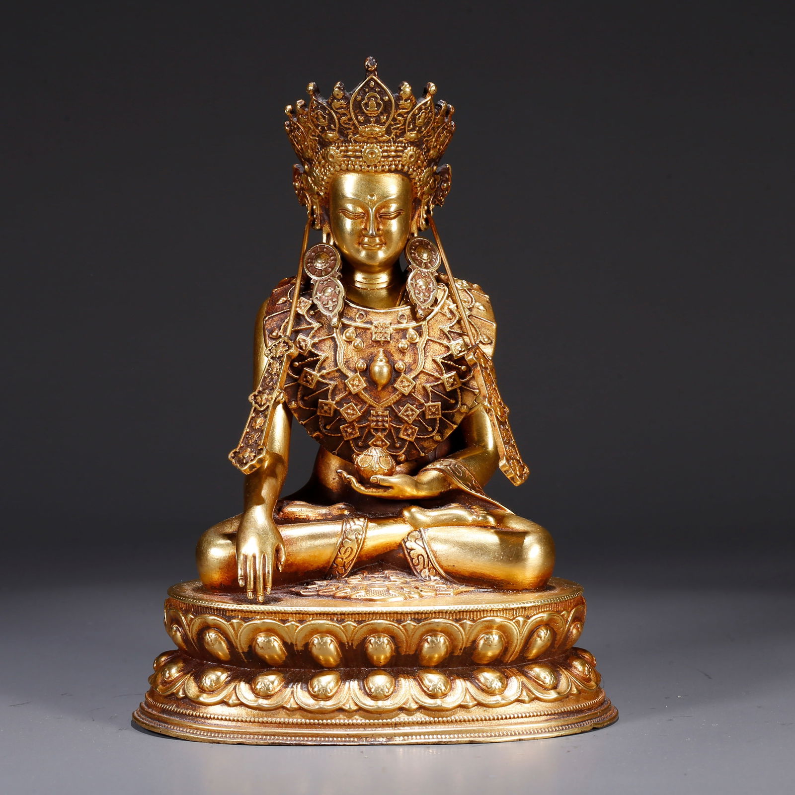 A GILT BRONZE BUDDHA STATUE: Gilt bronze Buddha statue