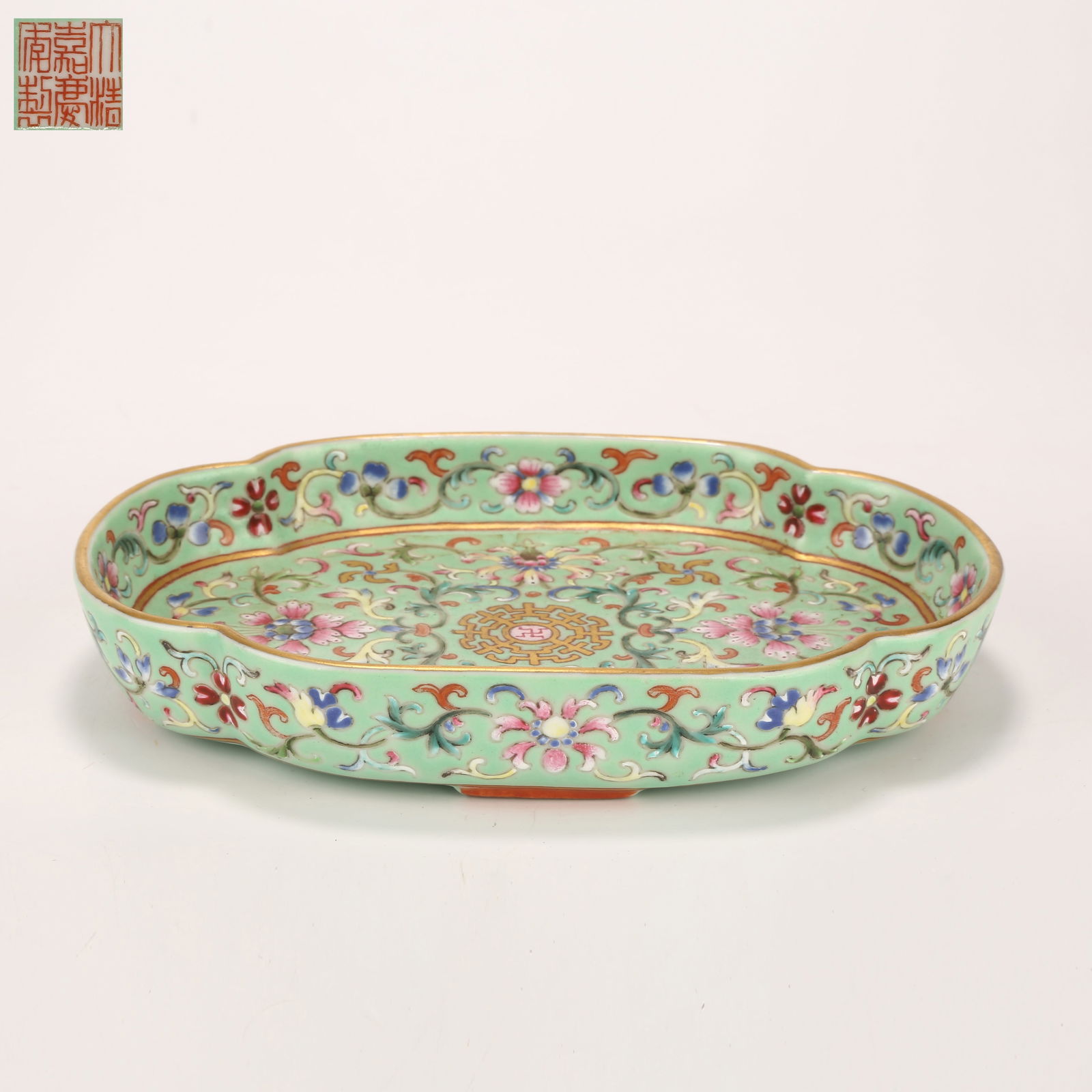 A GREEN-GROUND FAMILLE-ROSE QUATREFOIL WATER CONTAINER WITH ENTWINED FLORAL PATTERN: Green-ground famille-rose quatrefoil water container with entwined floral pattern