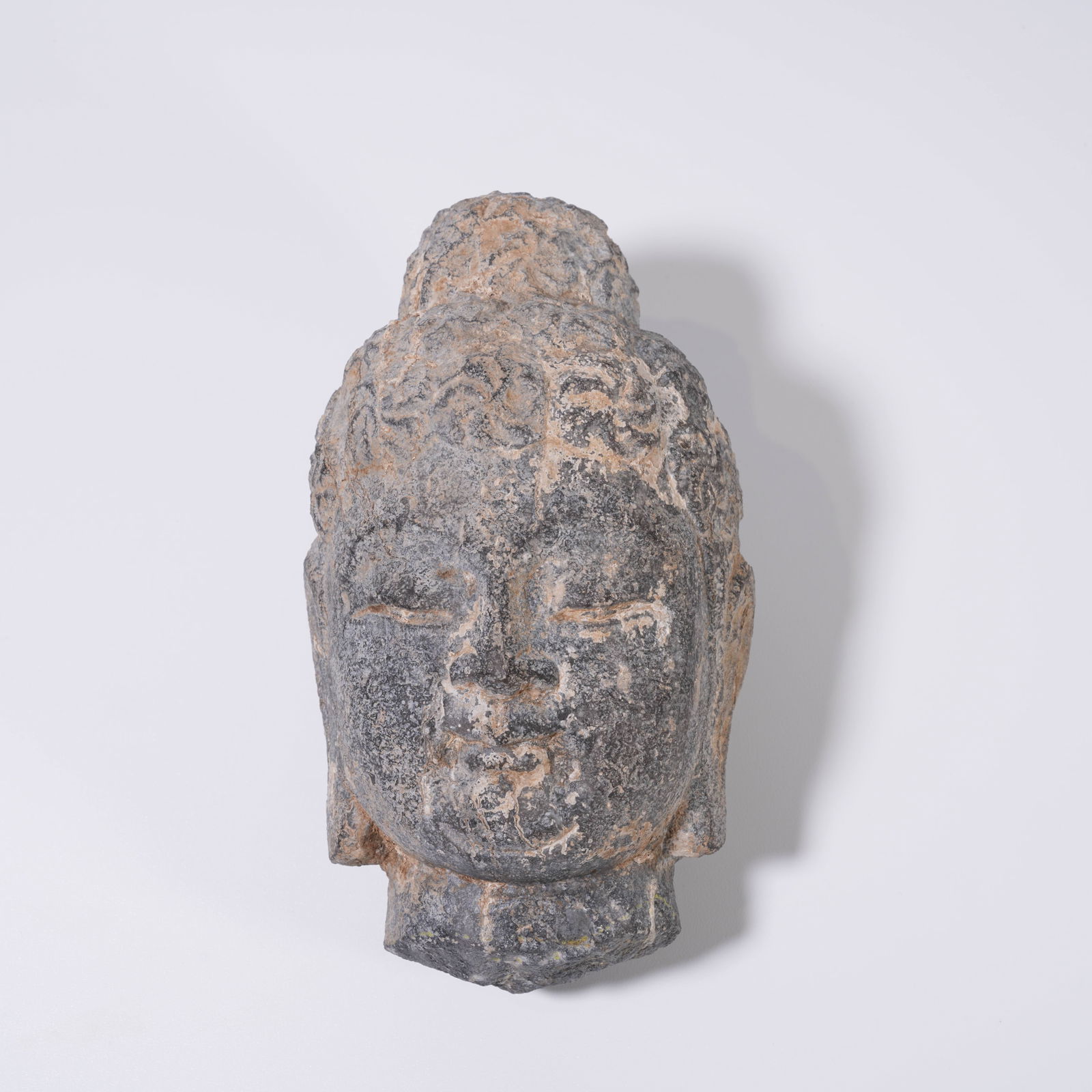 A STONE CARVED BUDDHA HEAD: Stone carved Buddha head