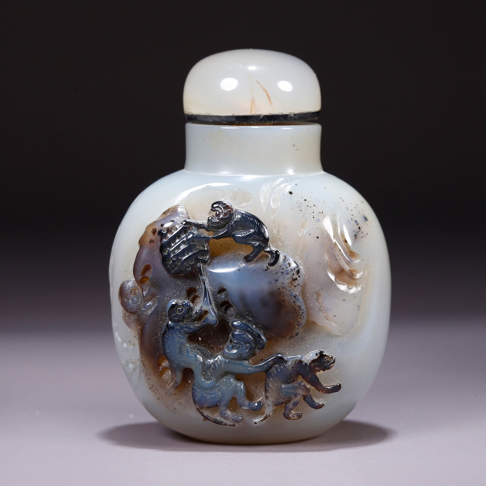 A AGATE SNUFF BOTTLE CARVED WITH MONKEY OFFERING LONGEVITY DESIGN: Agate Snuff Bottle Carved with Monkey Offering Longevity Design