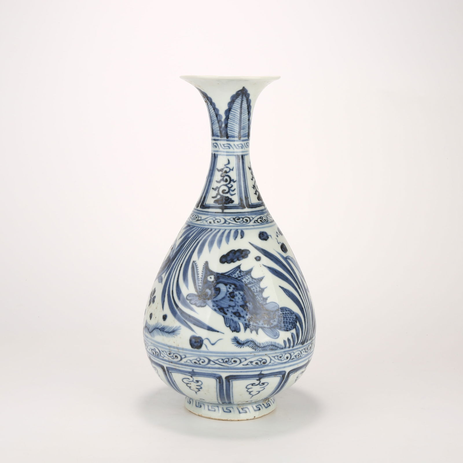 A BLUE AND WHITE YUHUCHUNPING VASE WITH FISH AND AQUATIC PLANTS MOTIF (1 of 10)