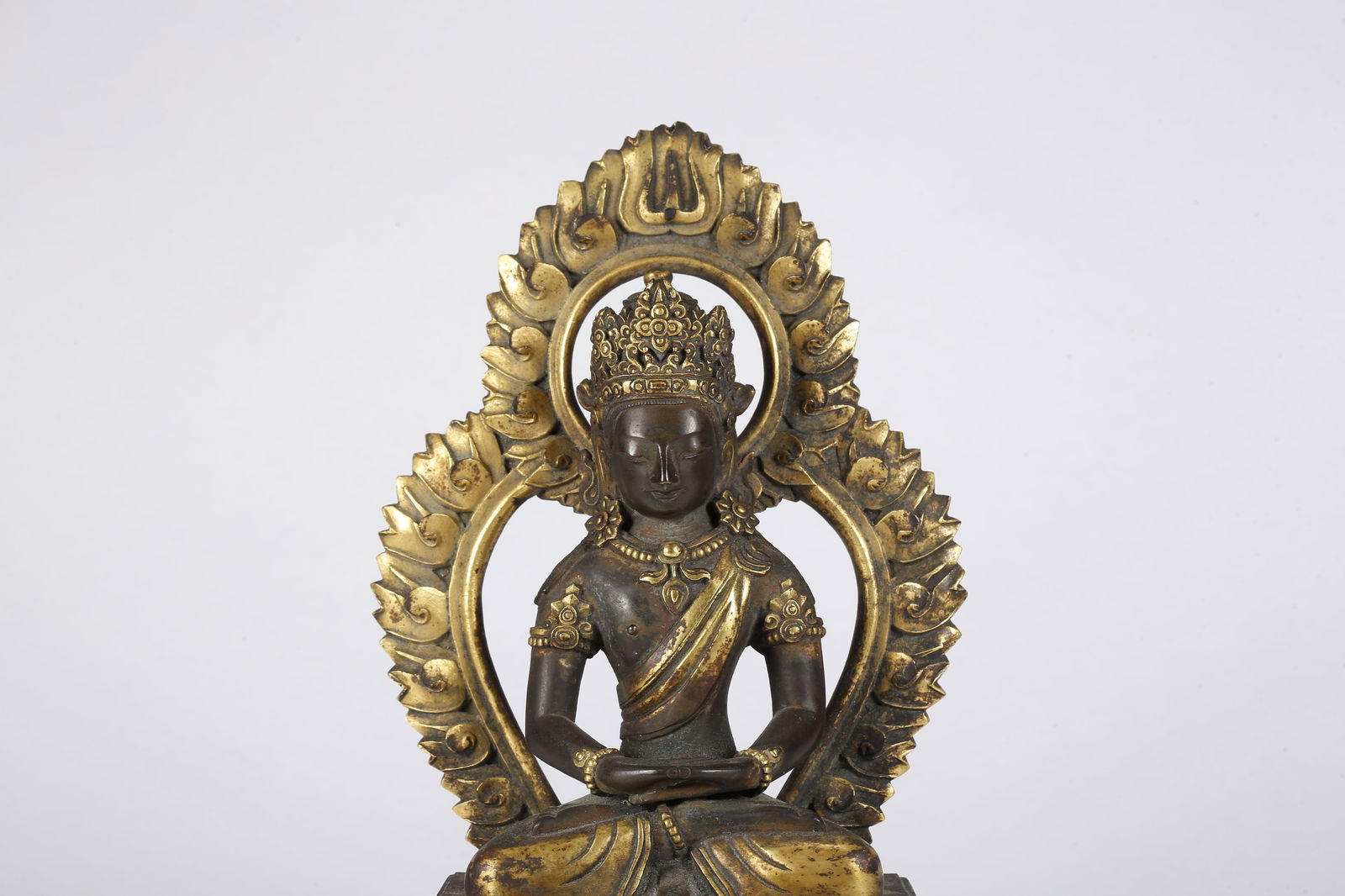 A GILT BRONZE BUDDHA STATUE - 2