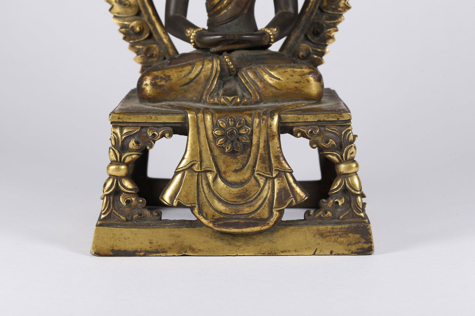 A GILT BRONZE BUDDHA STATUE - 3