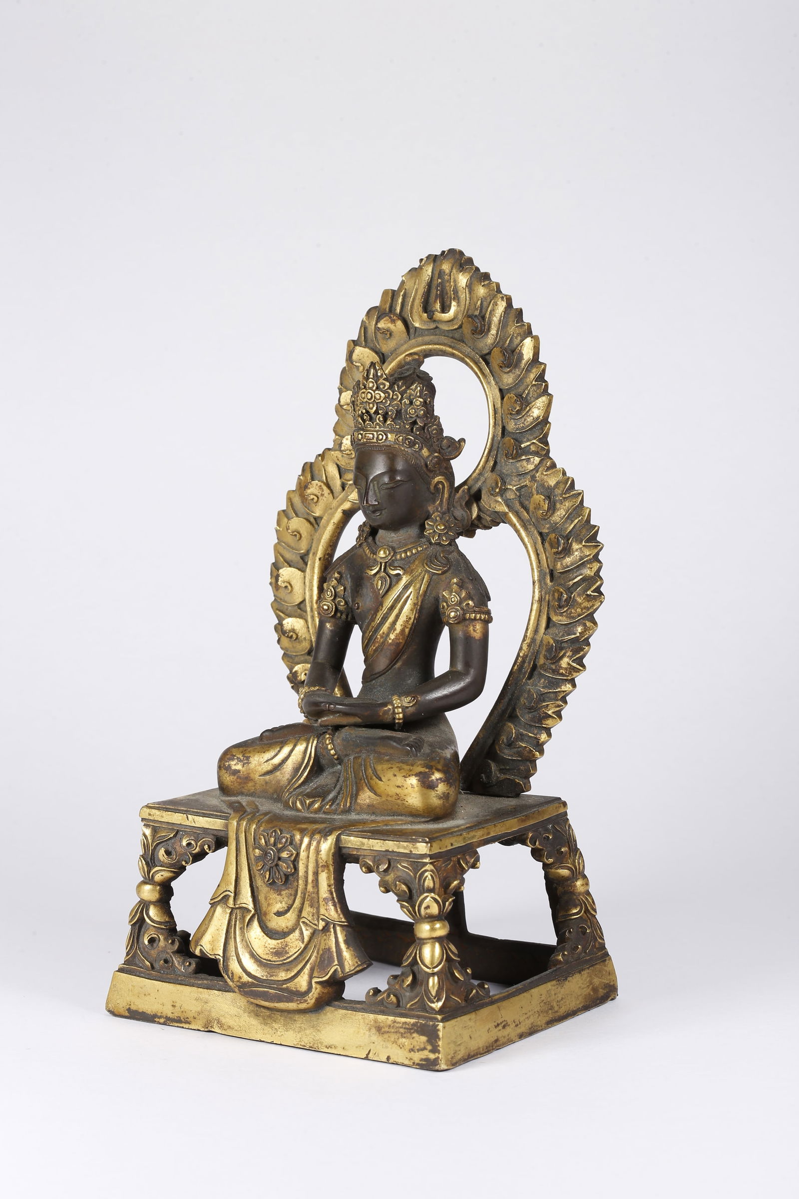 A GILT BRONZE BUDDHA STATUE - 4