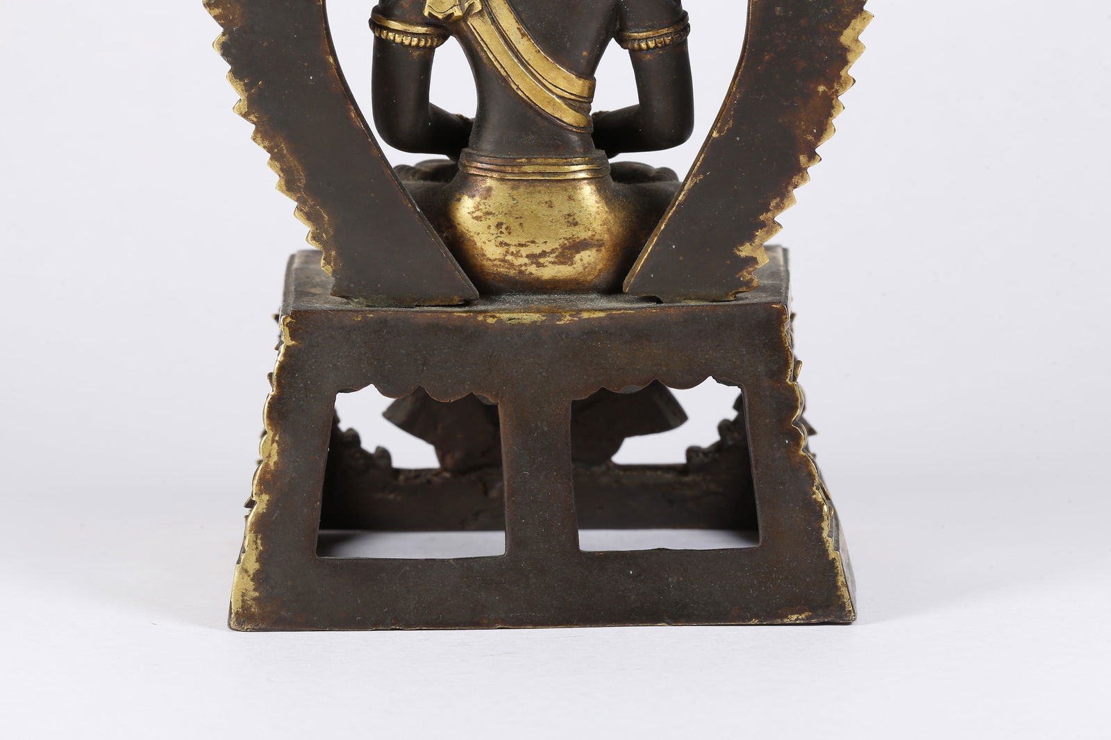 A GILT BRONZE BUDDHA STATUE - 7