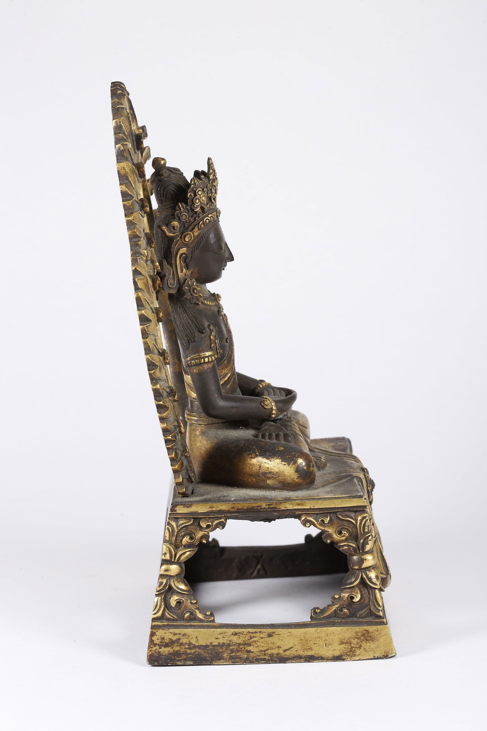 A GILT BRONZE BUDDHA STATUE - 8