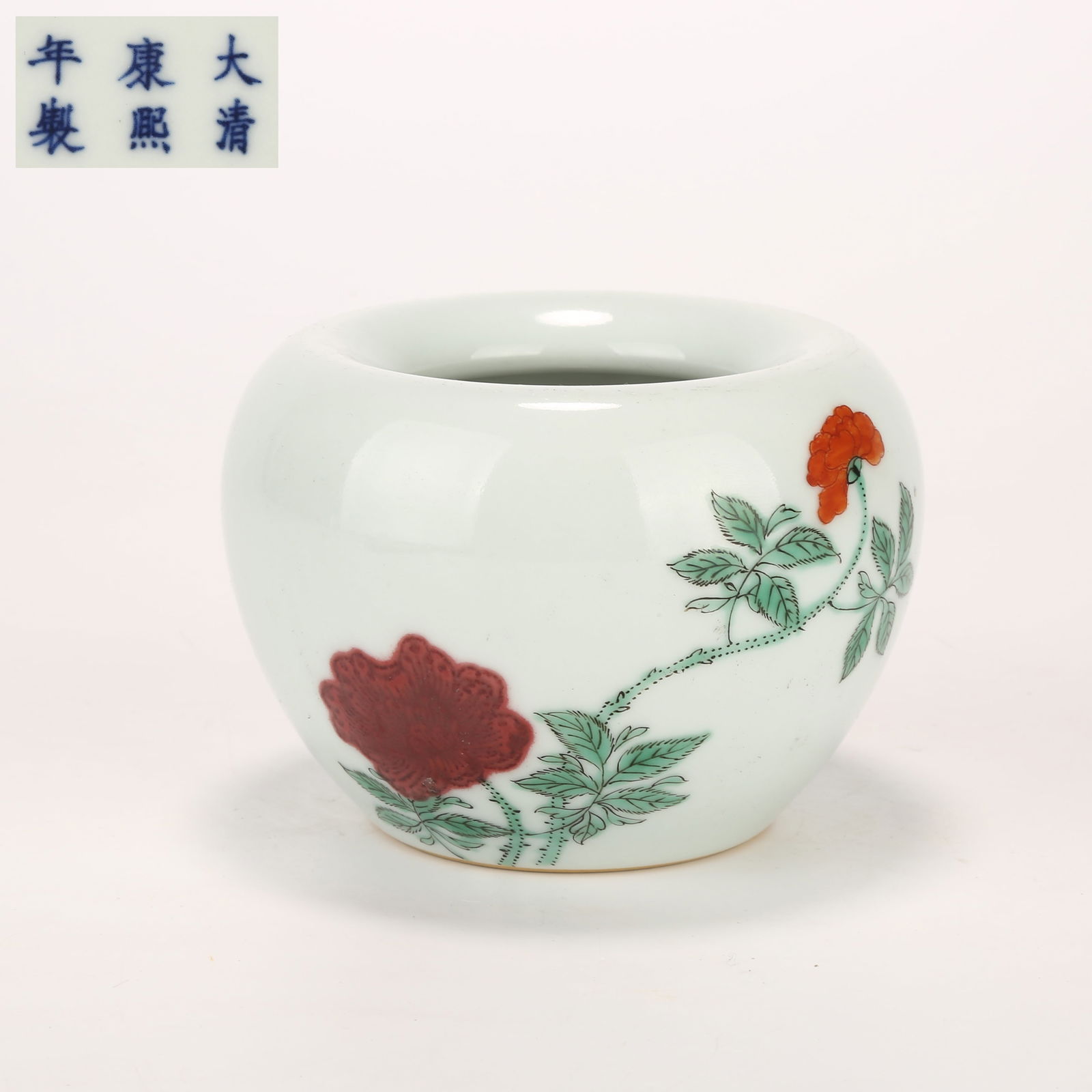 A WUCAI APPLE-SHAPED ZUN VASE WITH FLORAL DESIGN: Wucai apple-shaped zun vase with floral design