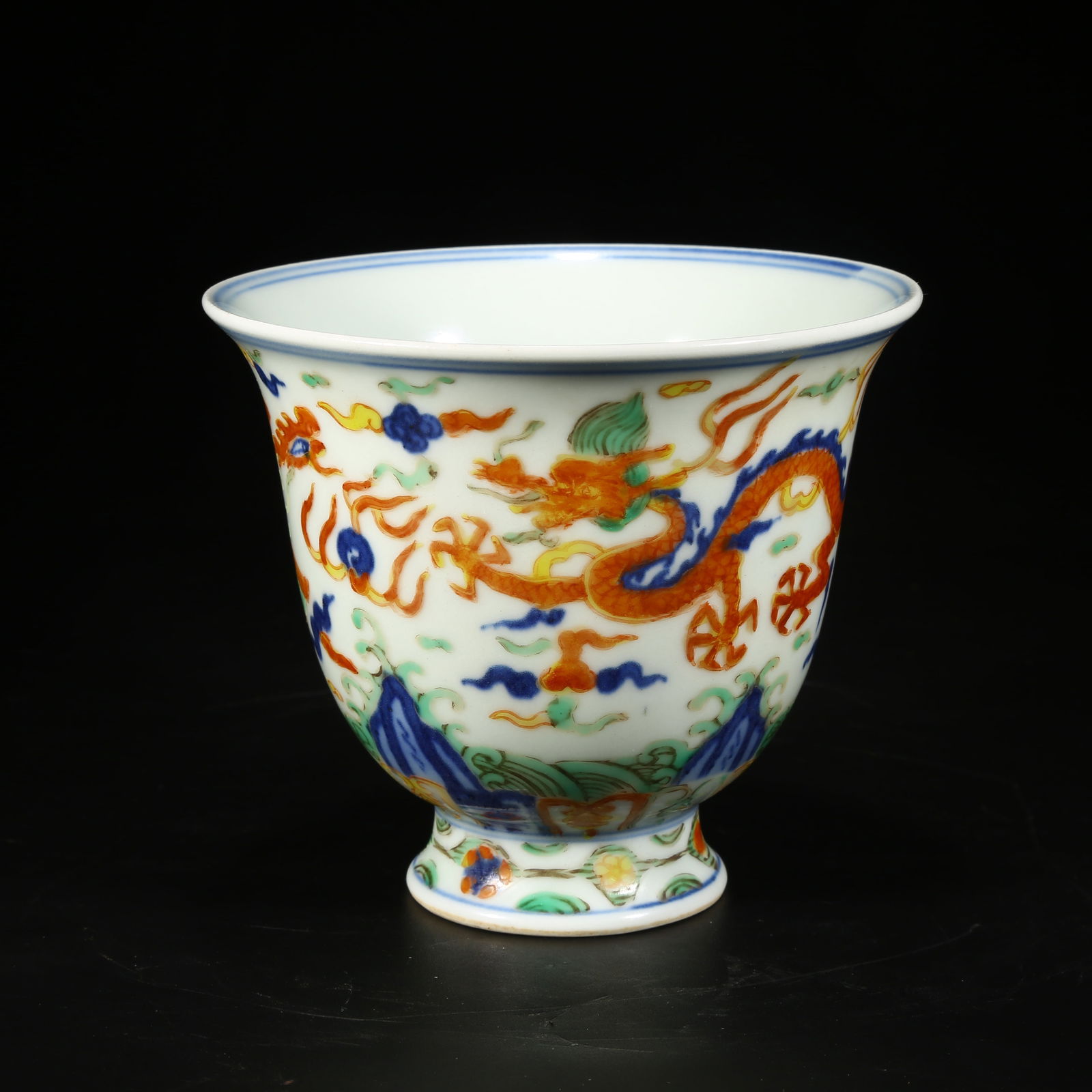 A WUCAI (FIVE-COLOR) HIGH-FOOTED CUP WITH DRAGON AND PHOENIX PATTERN (1 of 8)