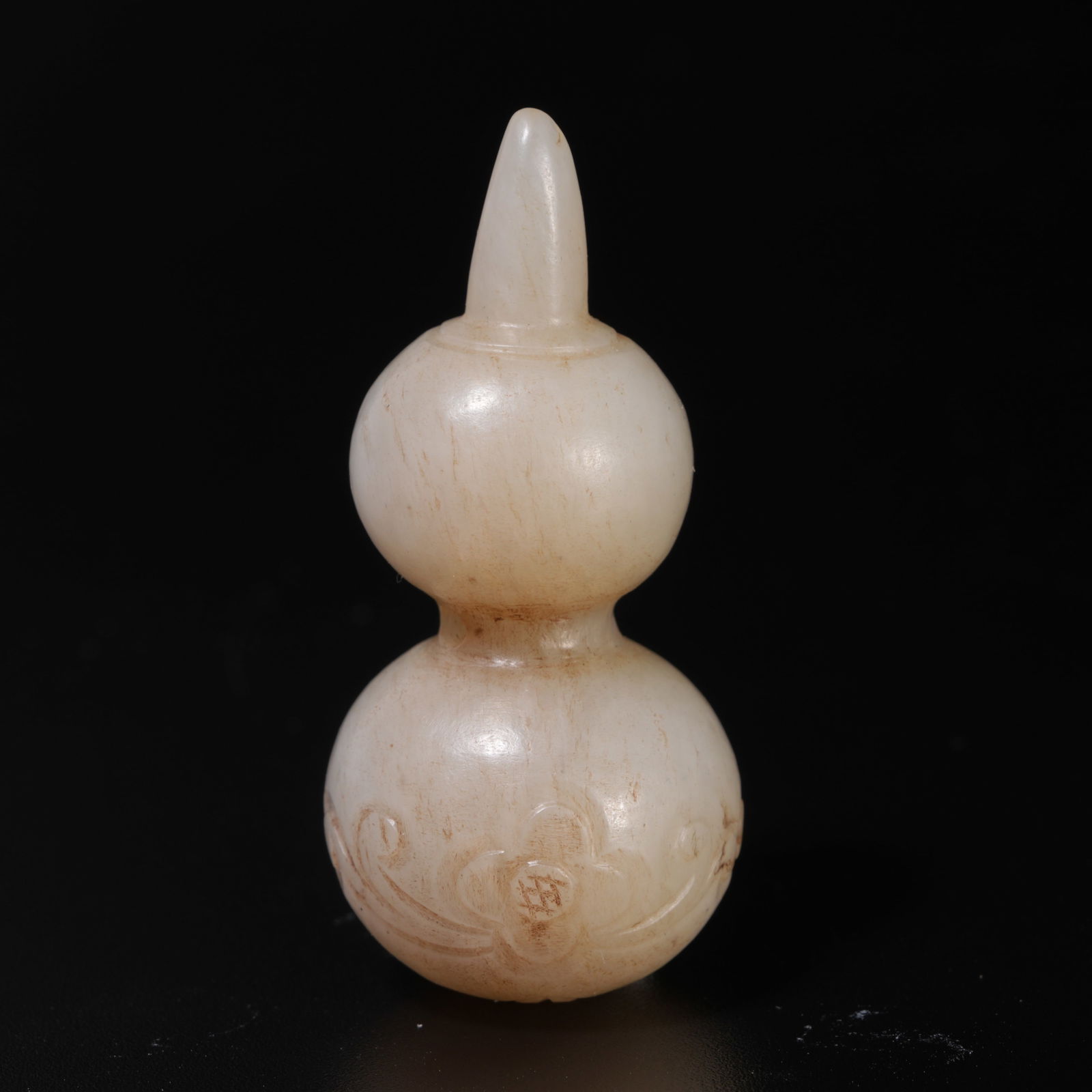 A HETIAN JADE GOURD-SHAPED PENDANT (1 of 8)