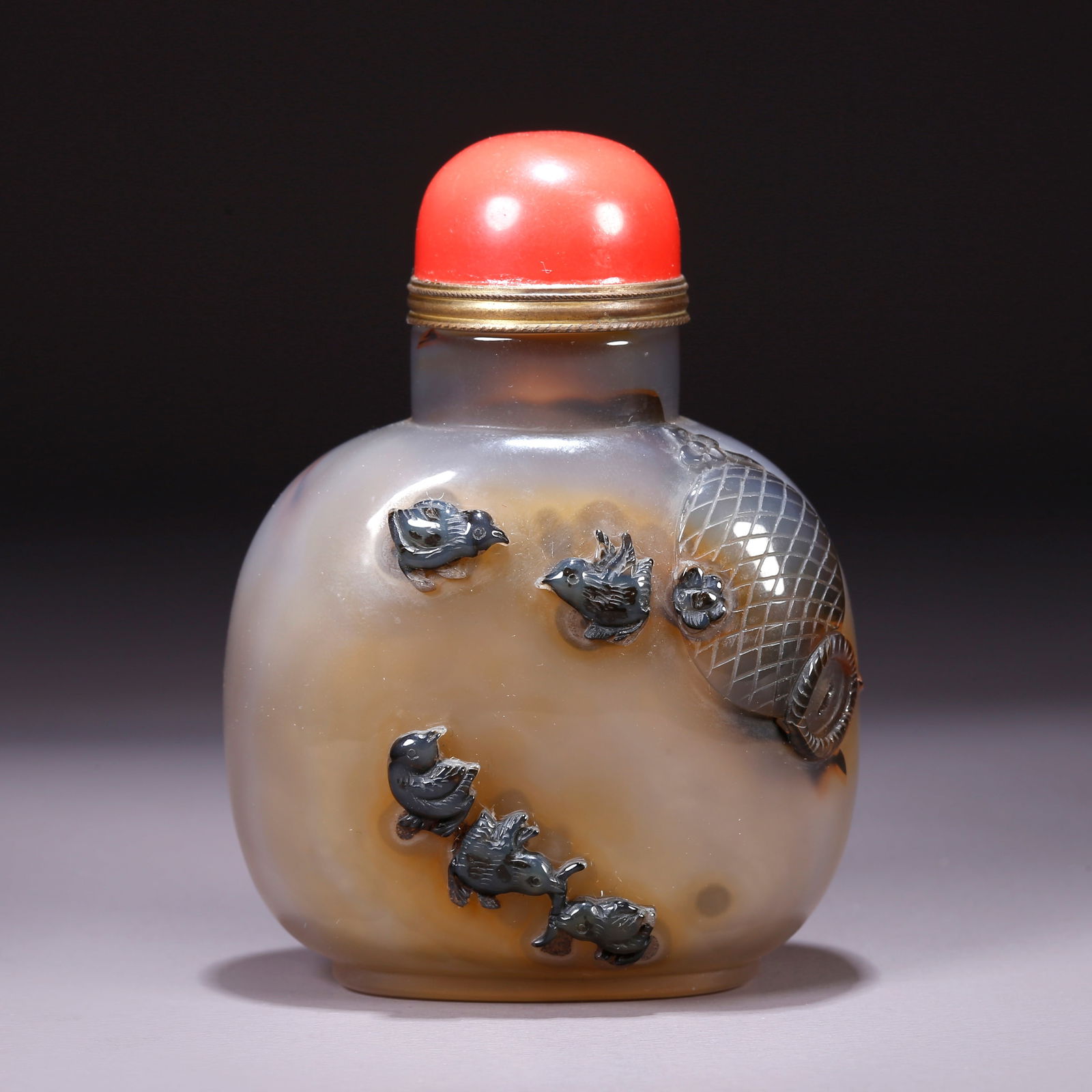 A AGATE SNUFF BOTTLE CARVED WITH BIRD DESIGN (1 of 9)