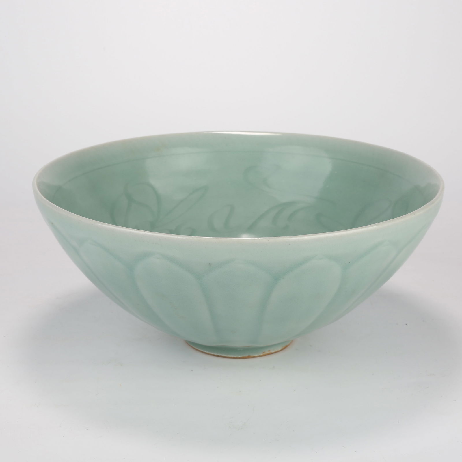 A LONGQUAN CELADON LARGE CHRYSANTHEMUM-PETAL BOWL (1 of 9)