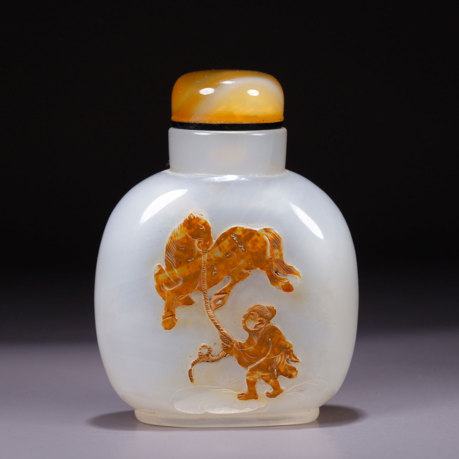 A AGATE SNUFF BOTTLE CARVED WITH HU PEOPLE TAMING BEASTS DESIGN (1 of 9)