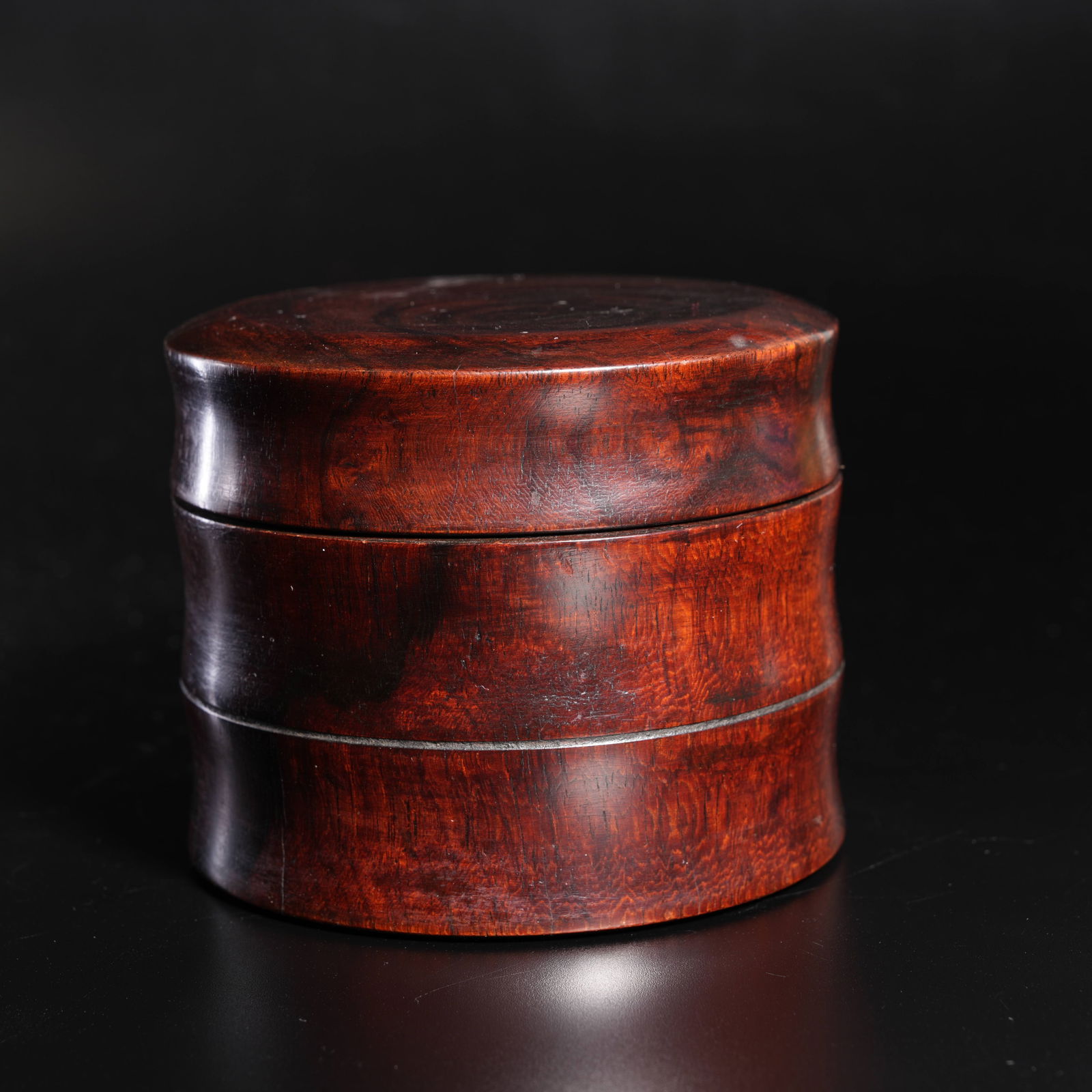 A ZITAN WOOD LIDDED BOX (1 of 9)