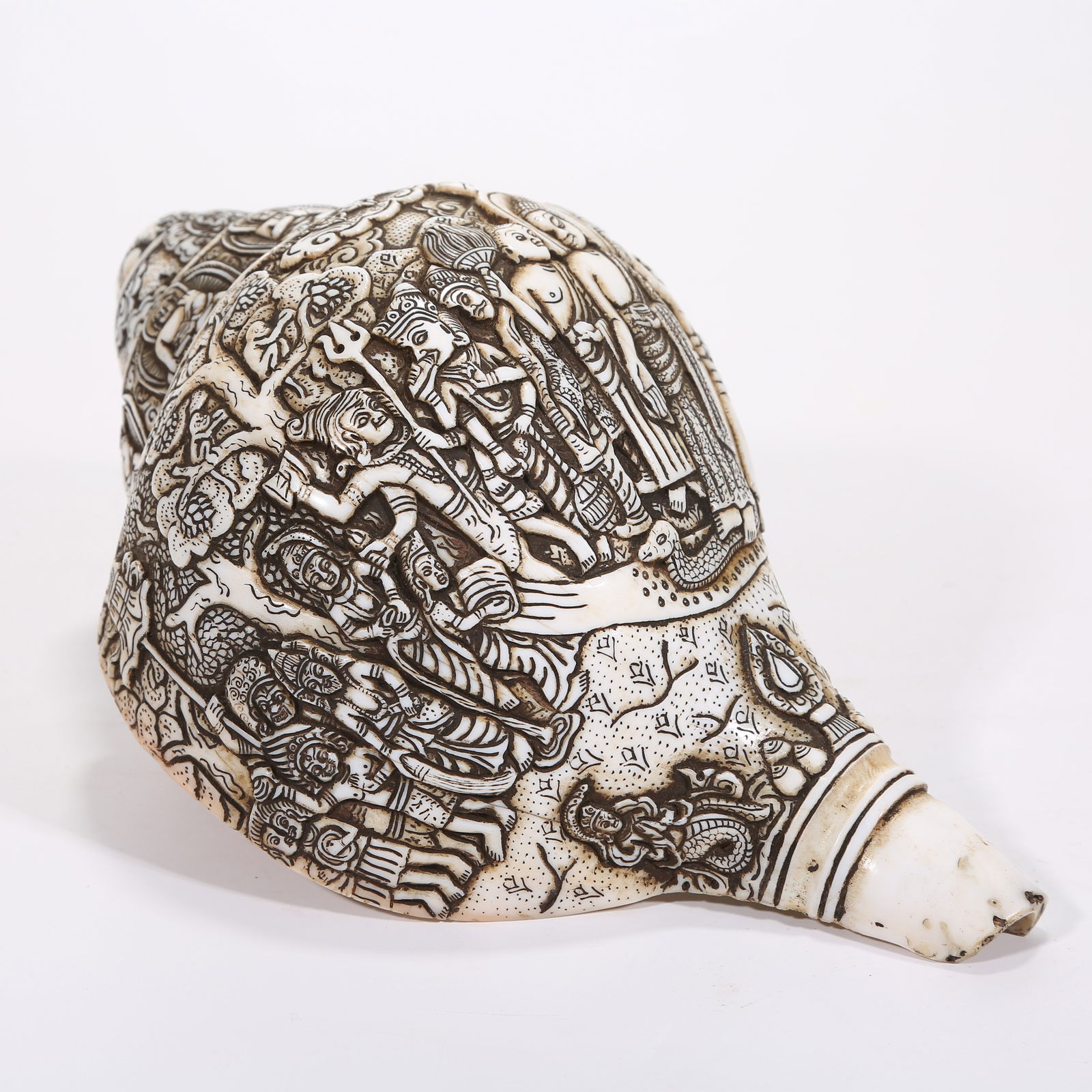 A CONCH WITH RELIEF OF SHAKYAMUNI’S ENLIGHTENMENT: Conch with Relief of Shakyamuni’s Enlightenment