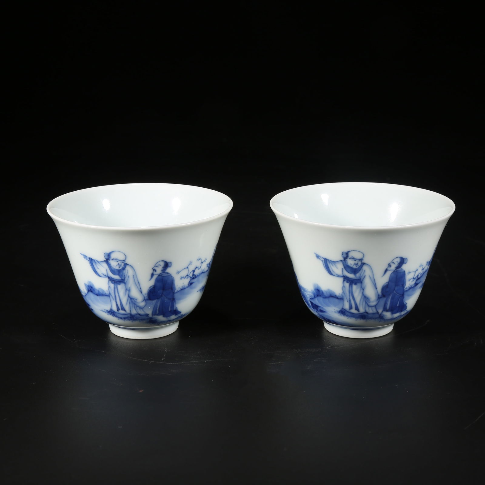 A SET OF BLUE-AND-WHITE CUPS WITH "RISING SUN" PATTERN (1 of 9)