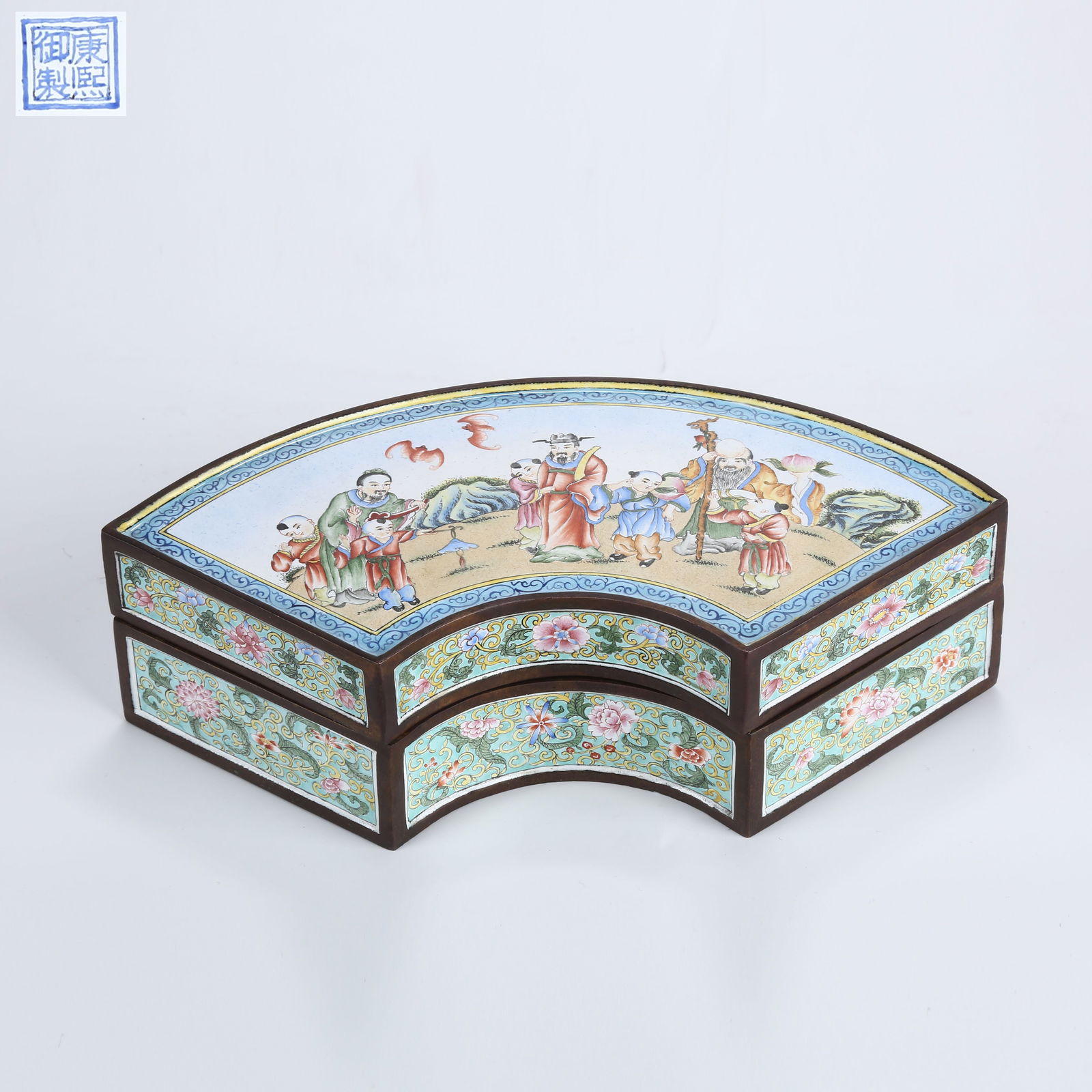 A CLOISONNÉ ENAMELED FAN-SHAPED COVERED BOX WITH THREE STARS (FU, LU, SHOU) MOTIF: Cloisonné enameled fan-shaped covered box with Three Stars (Fu, Lu, Shou) motif