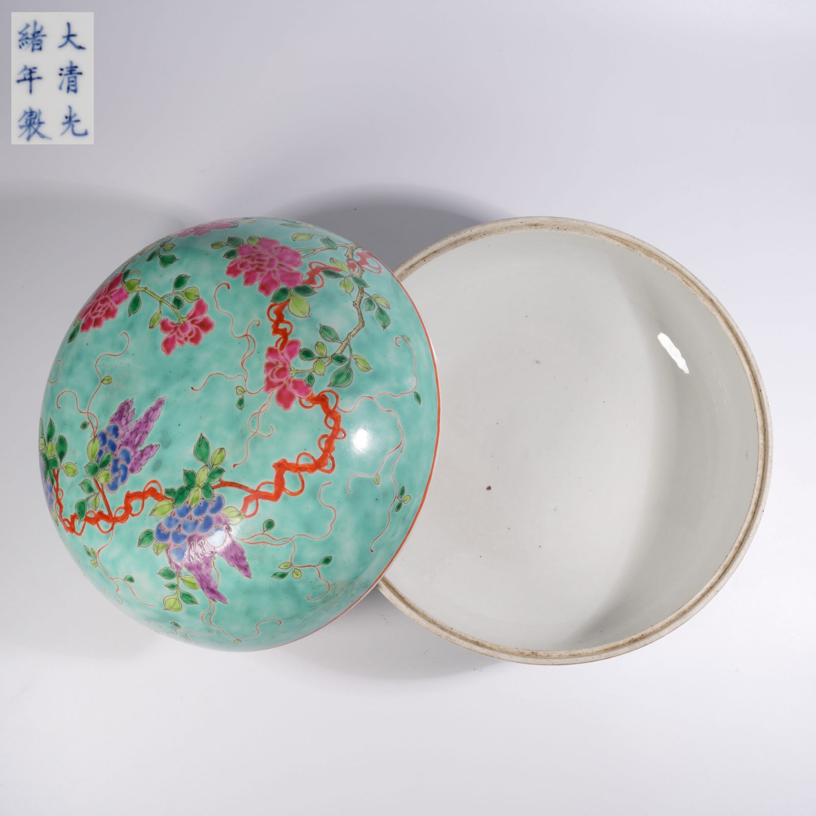 A FAMILLE-ROSE COVERED JAR WITH FLORAL MOTIFS: Famille-rose covered jar with floral motifs