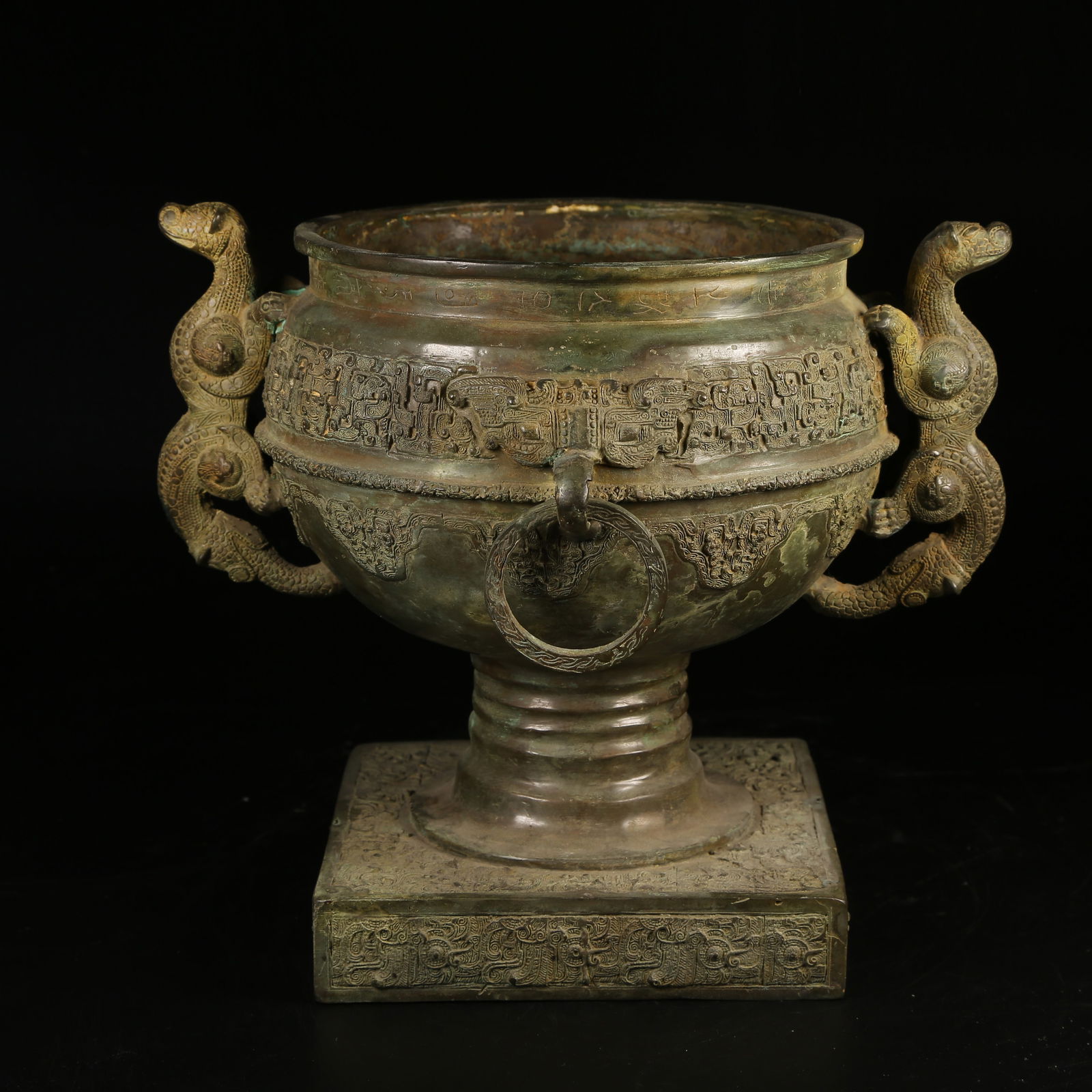 A BRONZE BEAST-HANDLED DOU: Bronze Beast-Handled Dou