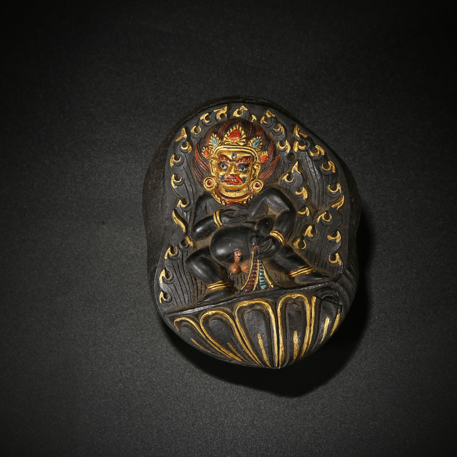 A FOSSIL CONCH WITH POLYCHROME BUDDHA STATUE (1 of 10)
