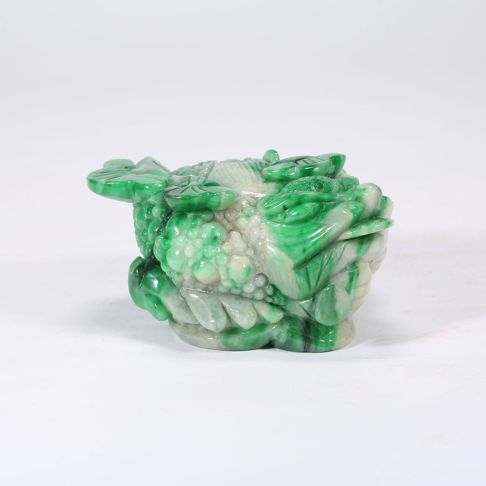 A JADEITE THREE-LEGGED MONEY TOAD FIGURINE: Jadeite three-legged money toad figurine