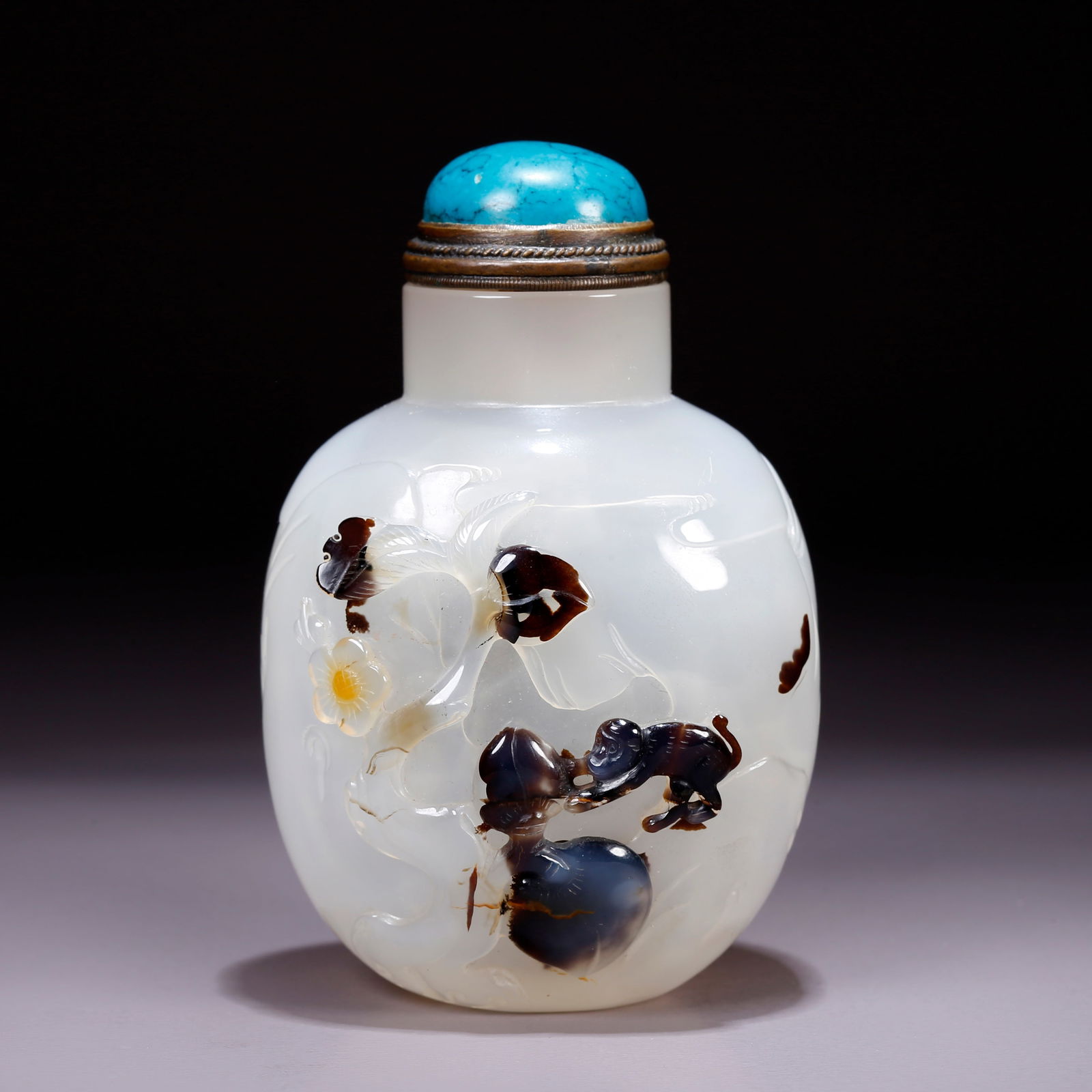 A AGATE SNUFF BOTTLE CARVED WITH MONKEY OFFERING LONGEVITY DESIGN: Agate Snuff Bottle Carved with Monkey Offering Longevity Design