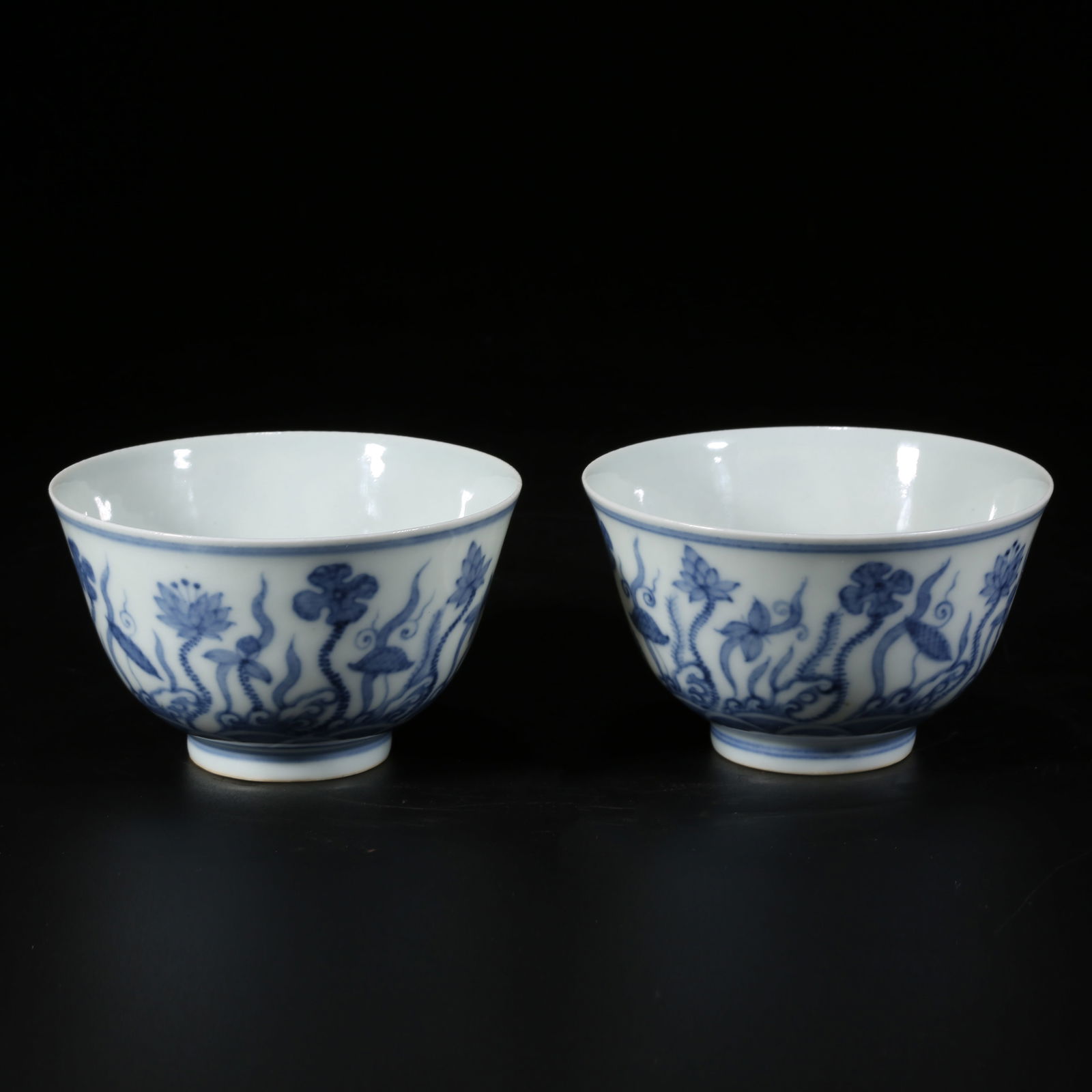 A SET OF BLUE-AND-WHITE CUPS WITH WATERWEED PATTERN: Set of Blue-and-White Cups with Waterweed Pattern