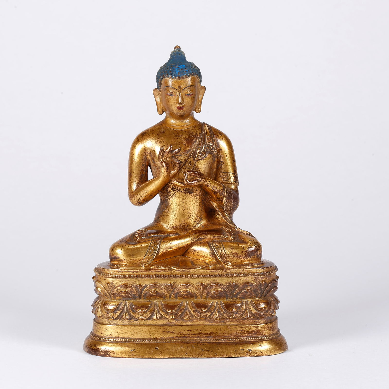 A GILT BRONZE SHAKYAMUNI STATUE: Gilt Bronze Shakyamuni Statue